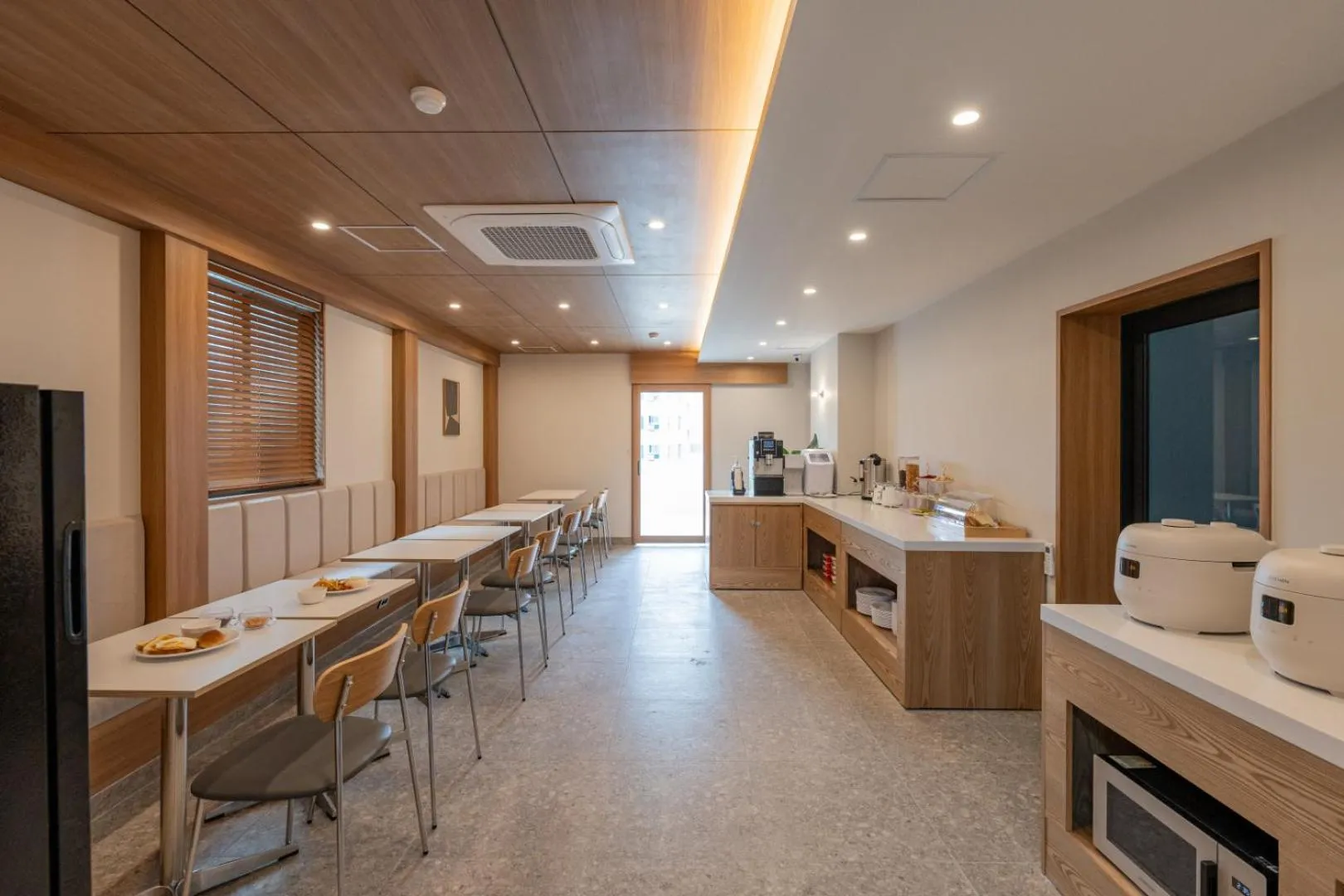 Restaurant/places to eat in H-avenue Hotel Munhyeon