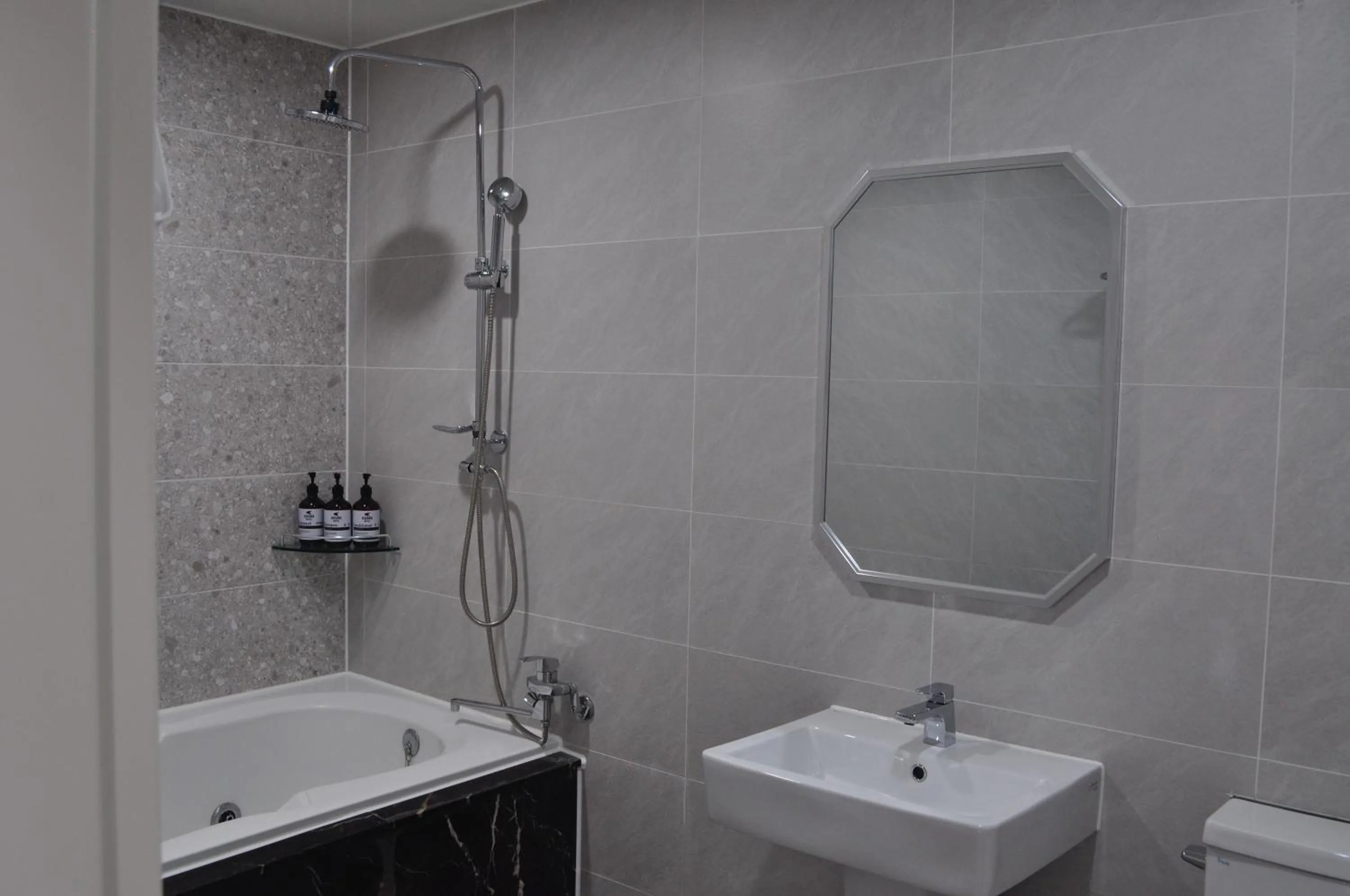 Shower in HOUND Hotel Sangmu