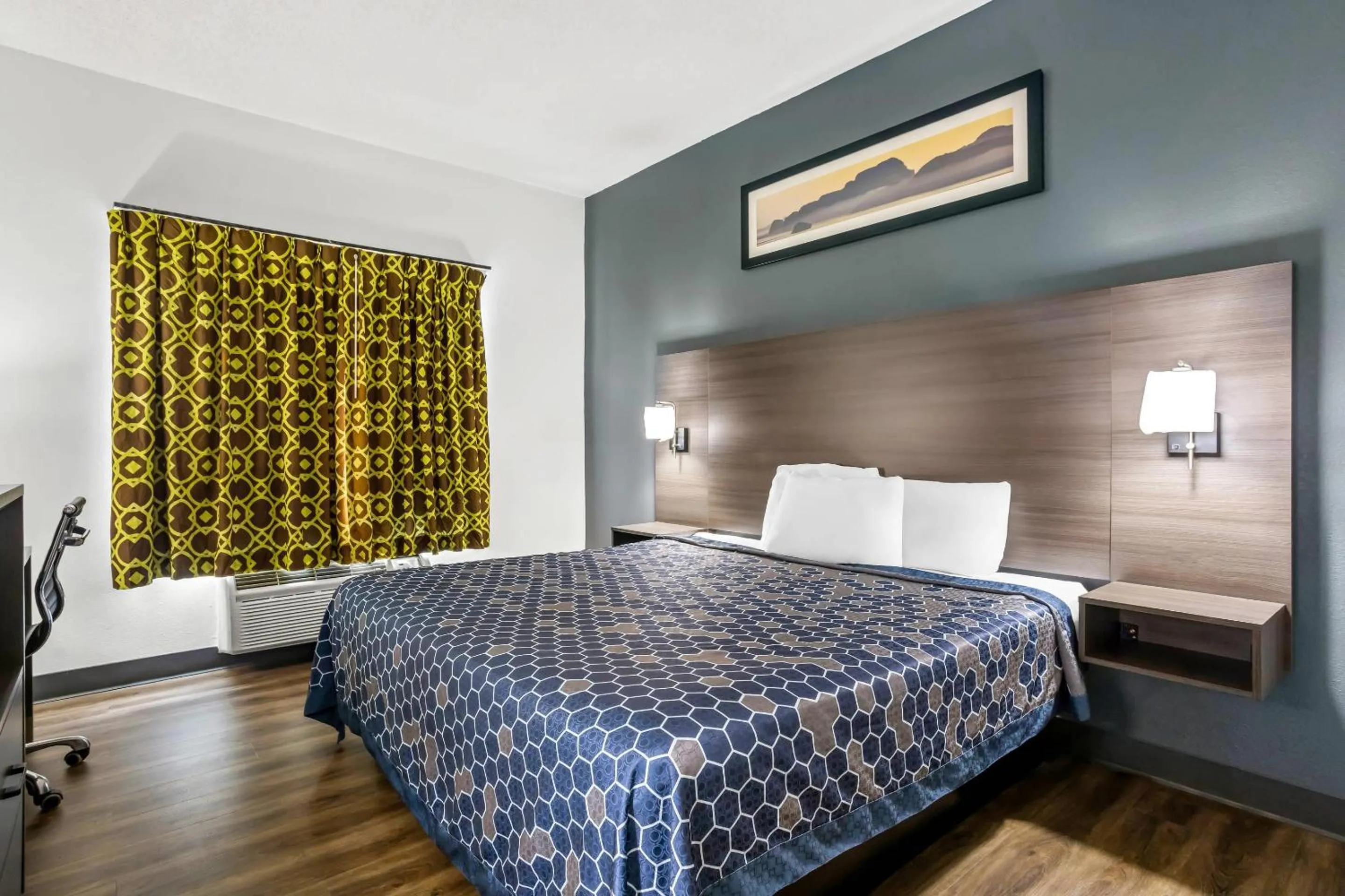 Bedroom, Bed in Econo Lodge