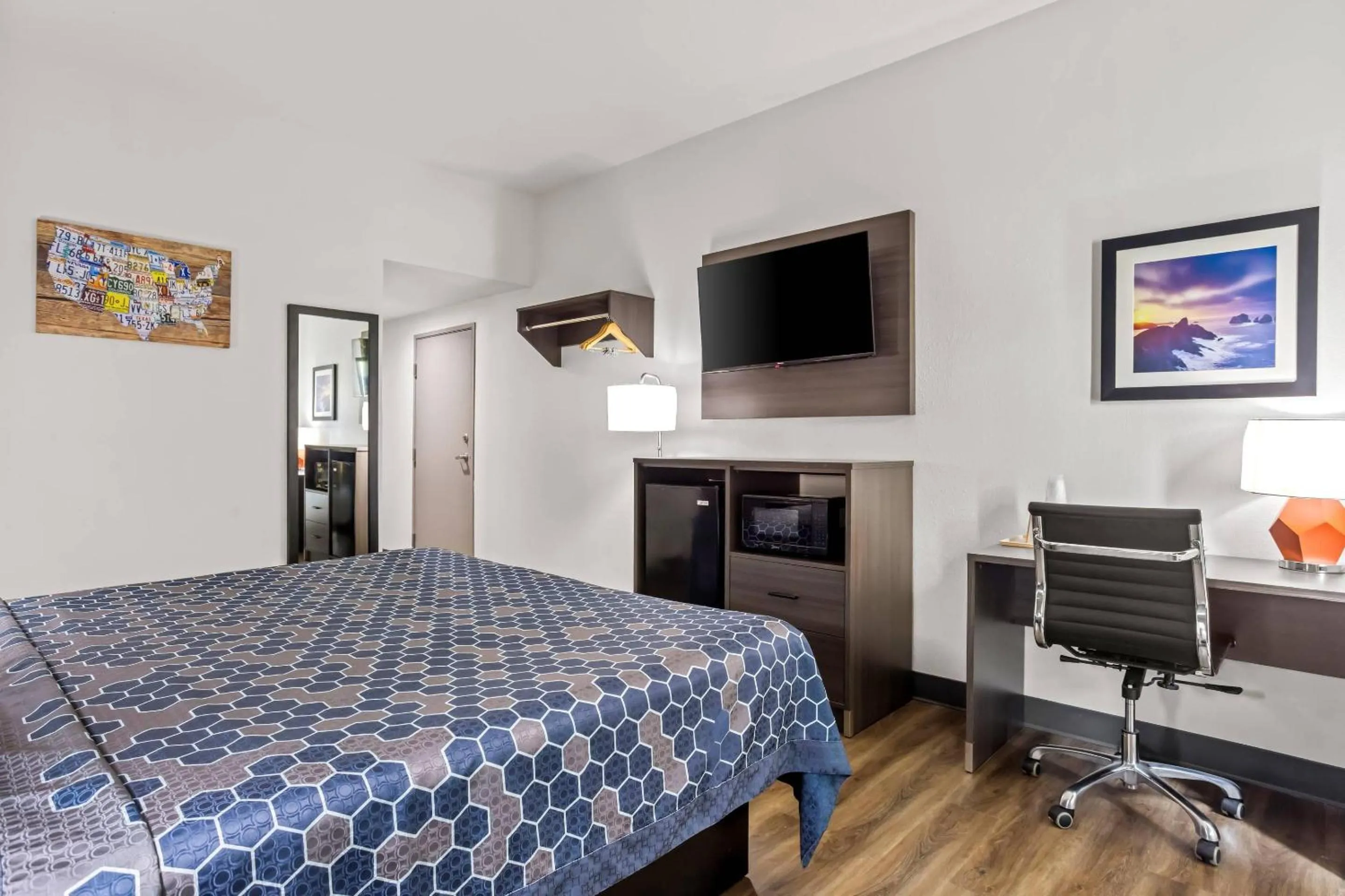 Bedroom, Bed in Econo Lodge