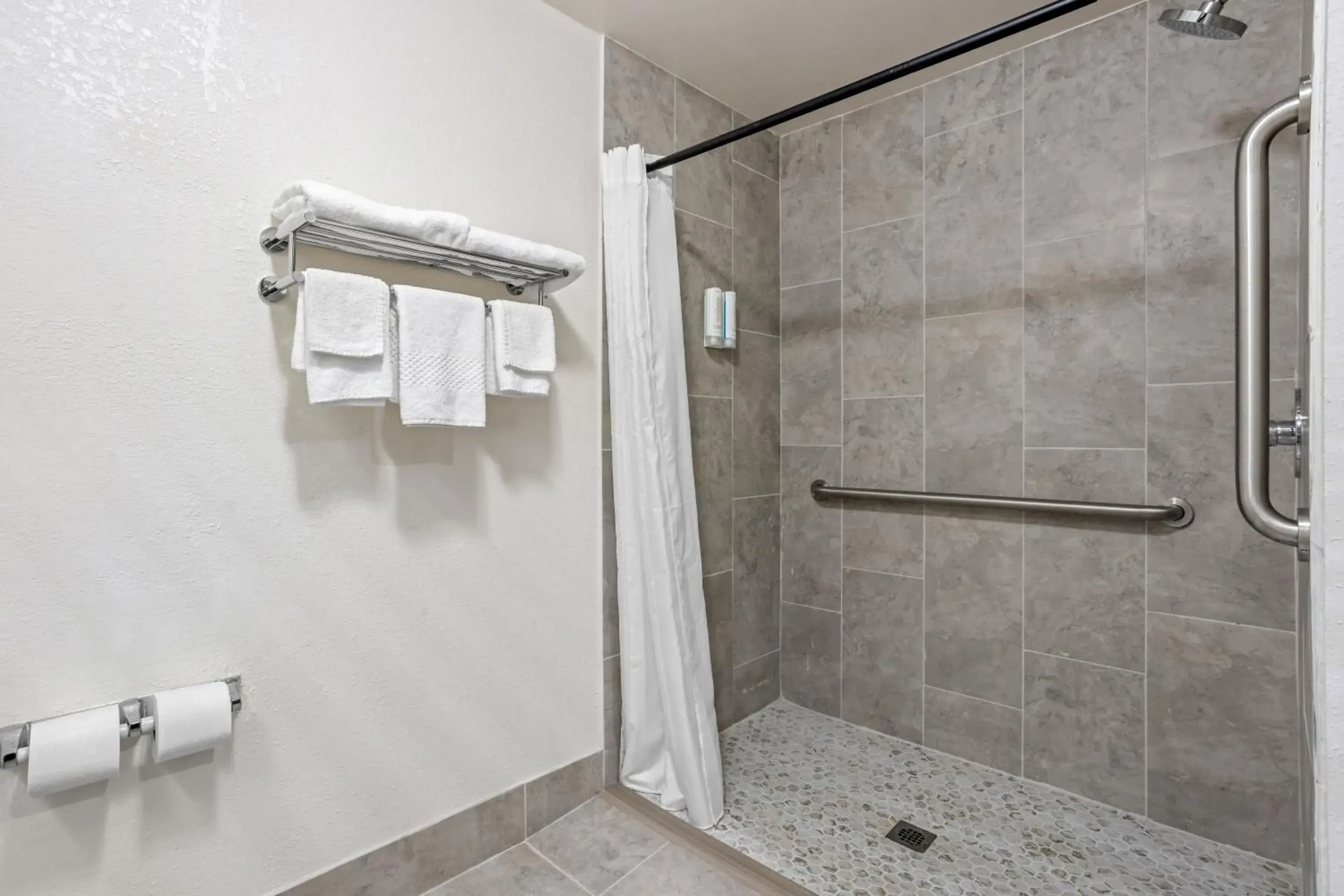 Quadruple Room with Two Queen Beds and Tub - Disability Access/Non Smoking in Econo Lodge Quadruple Room with Two Queen Beds and Tub - Disability Access/Non Smoking in Econo Lodge