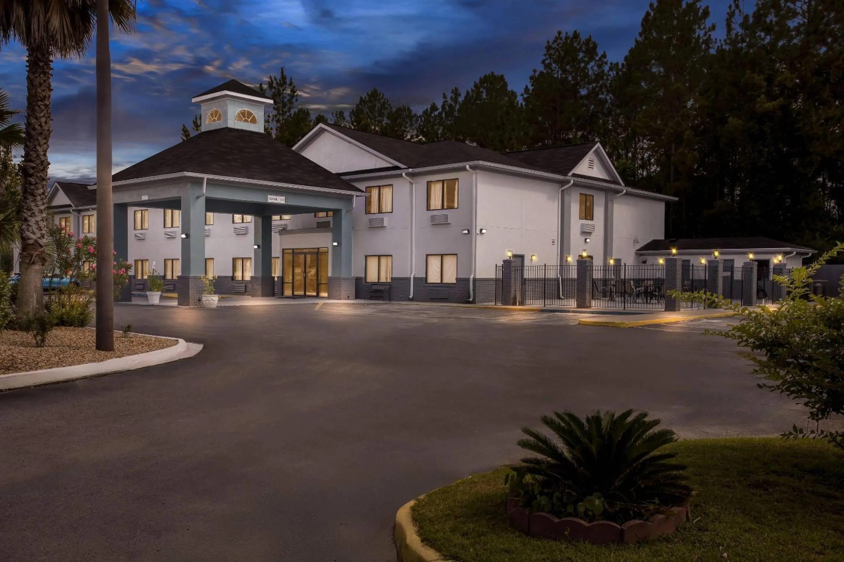 Property building in Econo Lodge