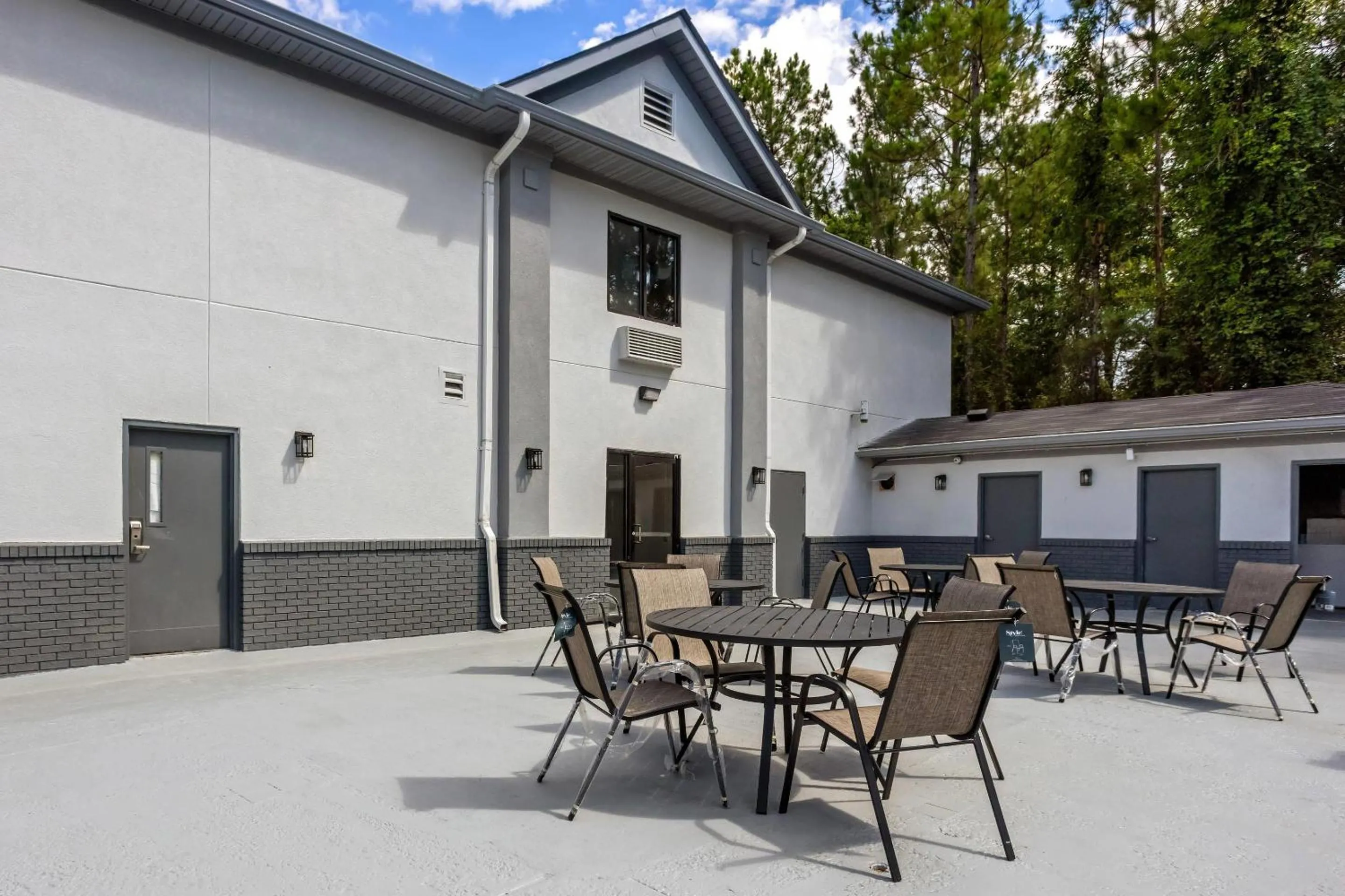 Swimming pool in Econo Lodge