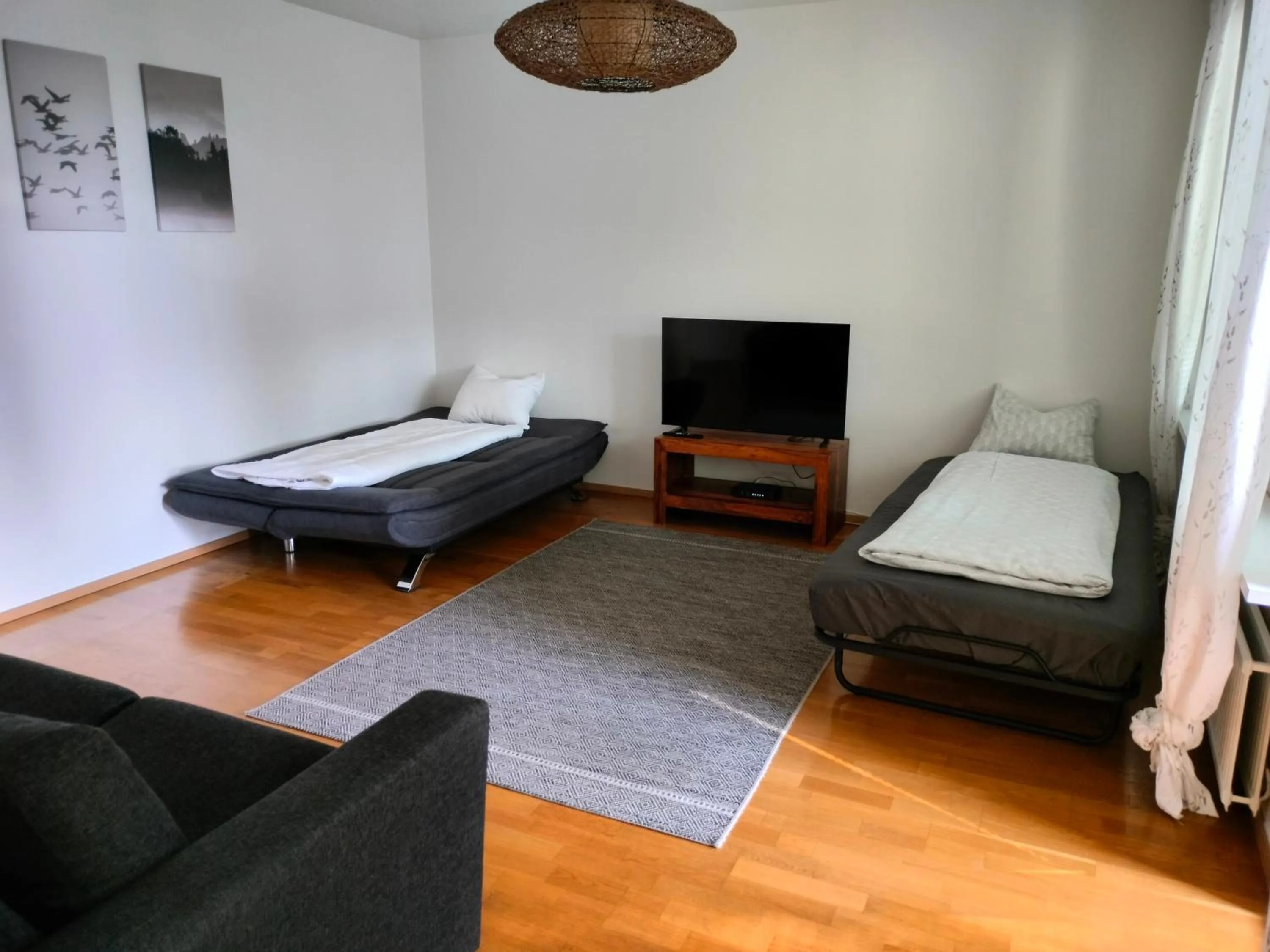 Quiet Apartment with Free Parking, 15 Min to Airport