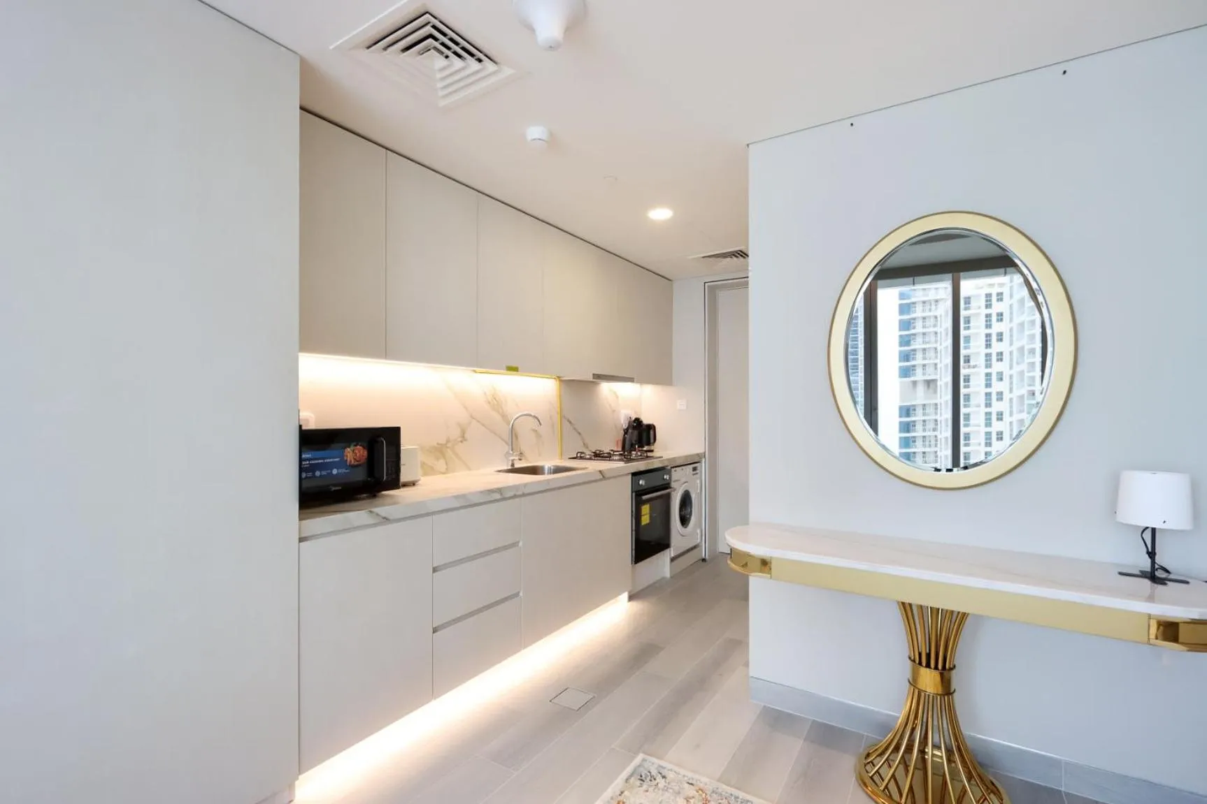 Kitchen or kitchenette in Livbnb - Sea and Marina View, Steps to Marina Walk