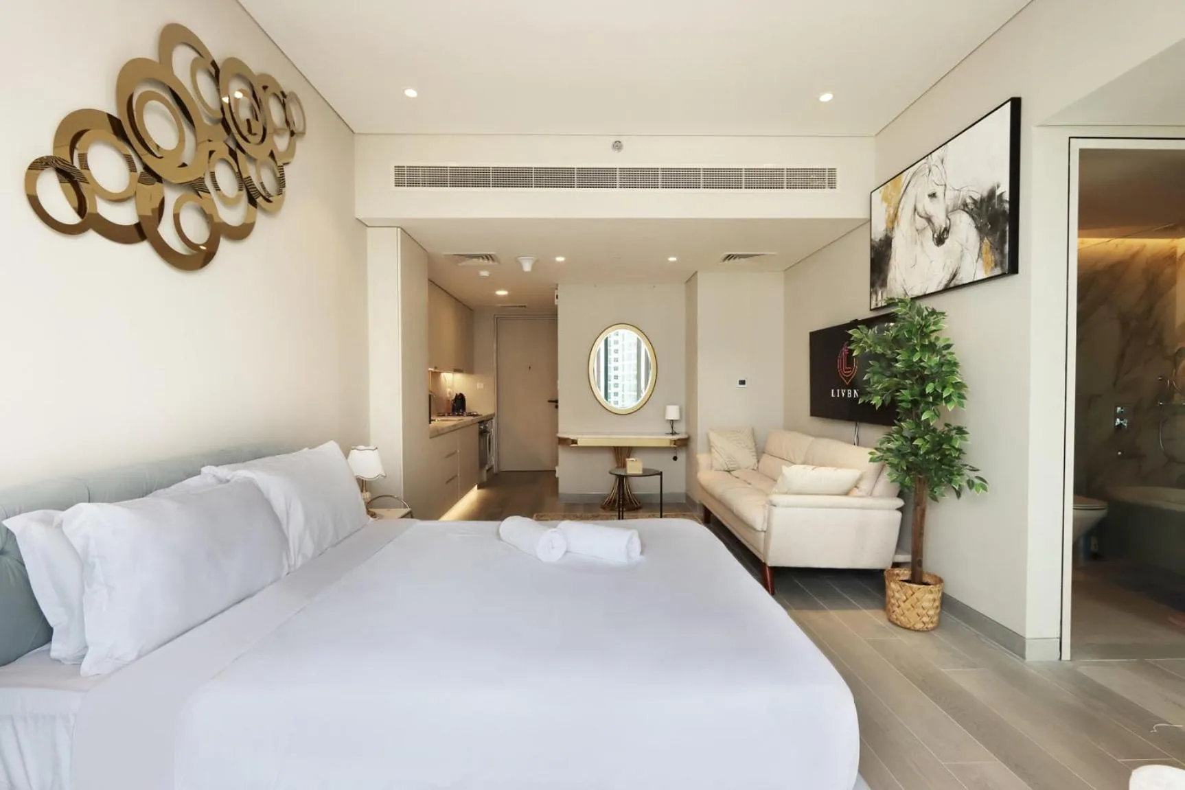 Bed in Livbnb - Sea and Marina View, Steps to Marina Walk