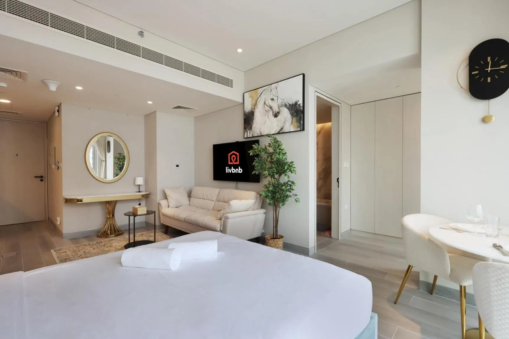 Bathroom, Bed in Livbnb - Sea and Marina View, Steps to Marina Walk