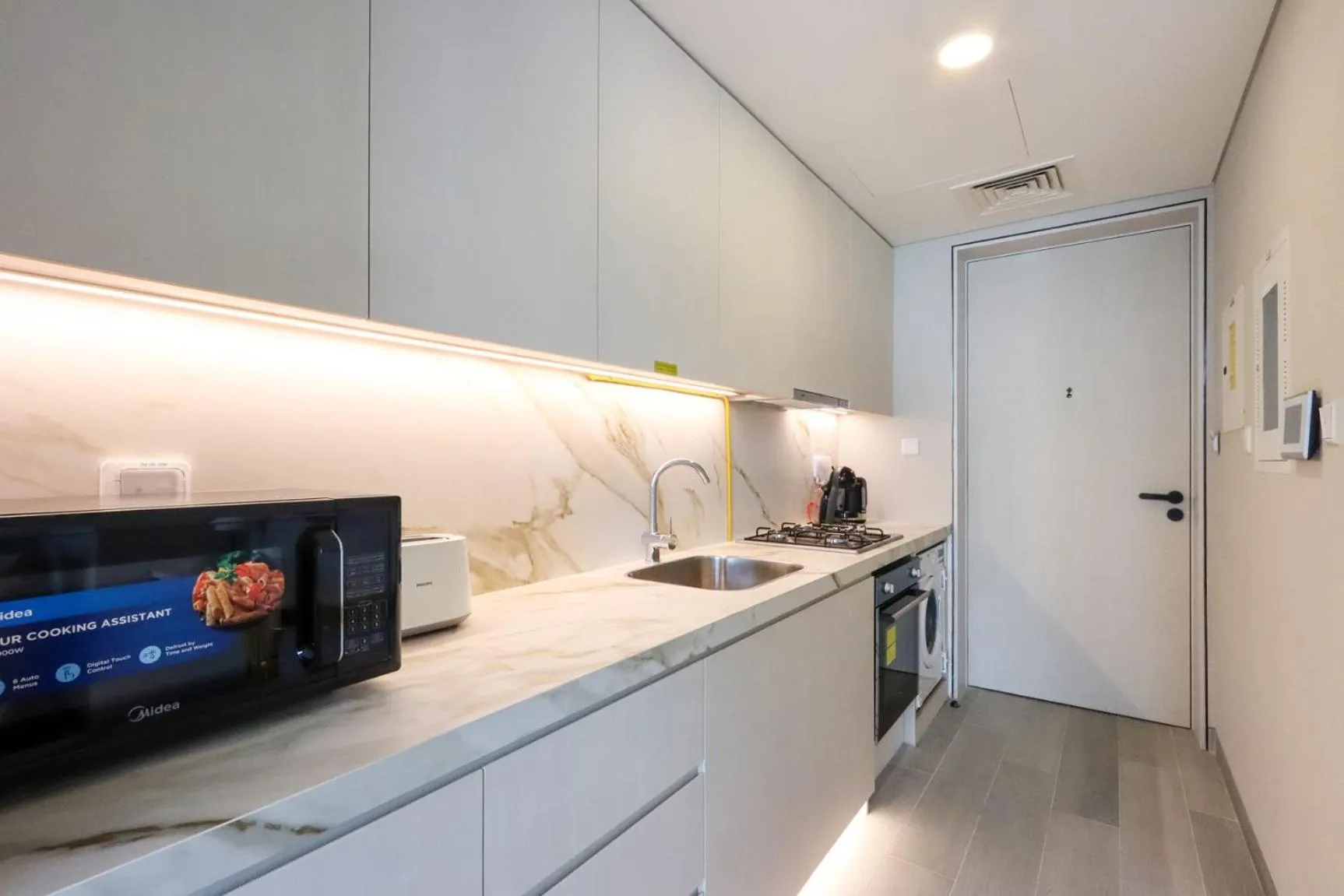 Kitchen or kitchenette in Livbnb - Sea and Marina View, Steps to Marina Walk