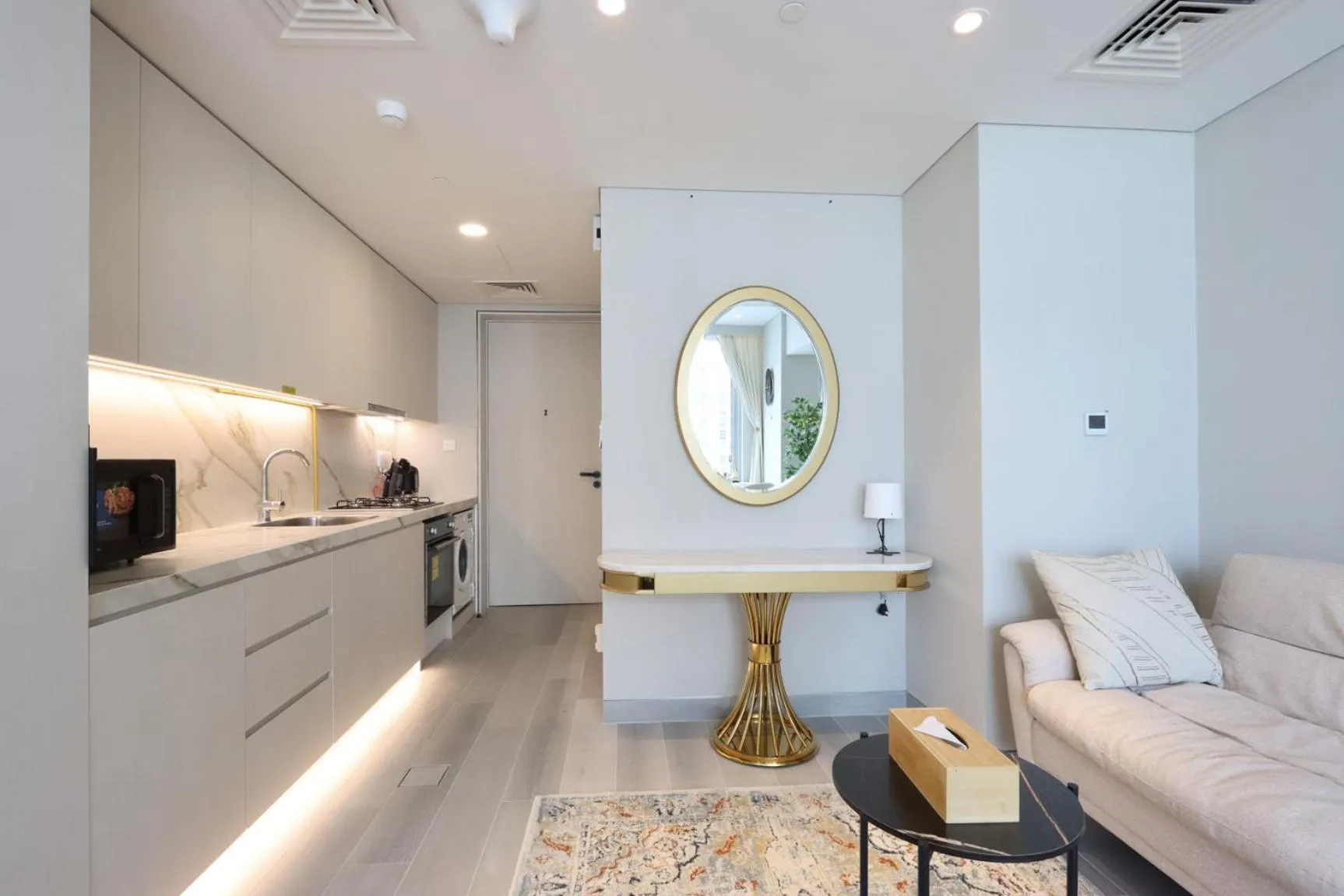 Kitchen or kitchenette in Livbnb - Sea and Marina View, Steps to Marina Walk
