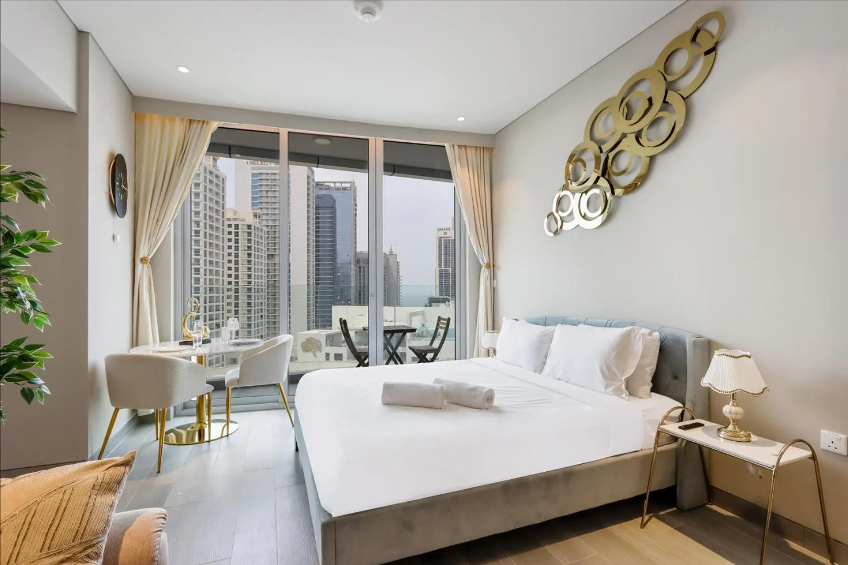 Bed in Livbnb - Sea and Marina View, Steps to Marina Walk