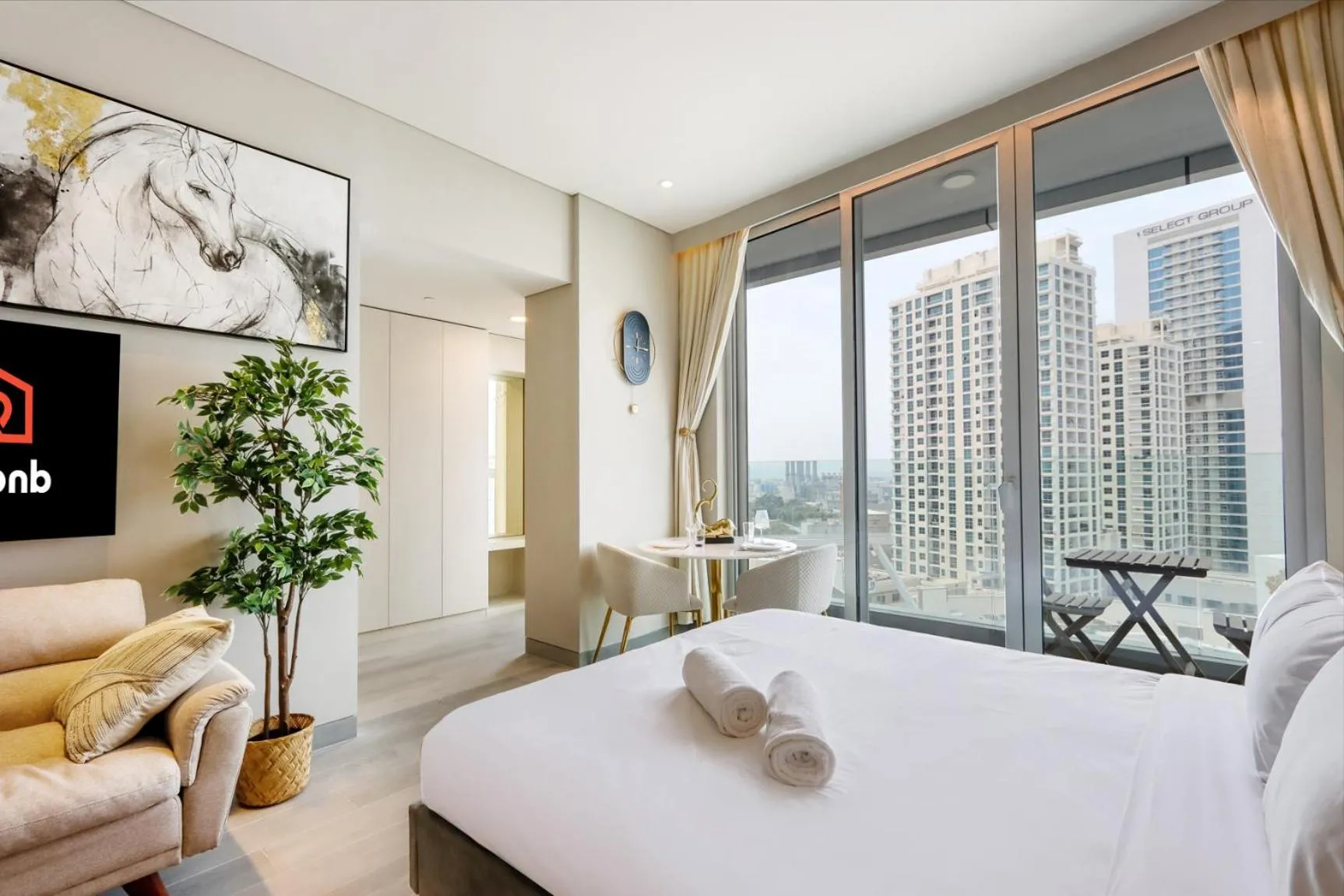 Bed in Livbnb - Sea and Marina View, Steps to Marina Walk