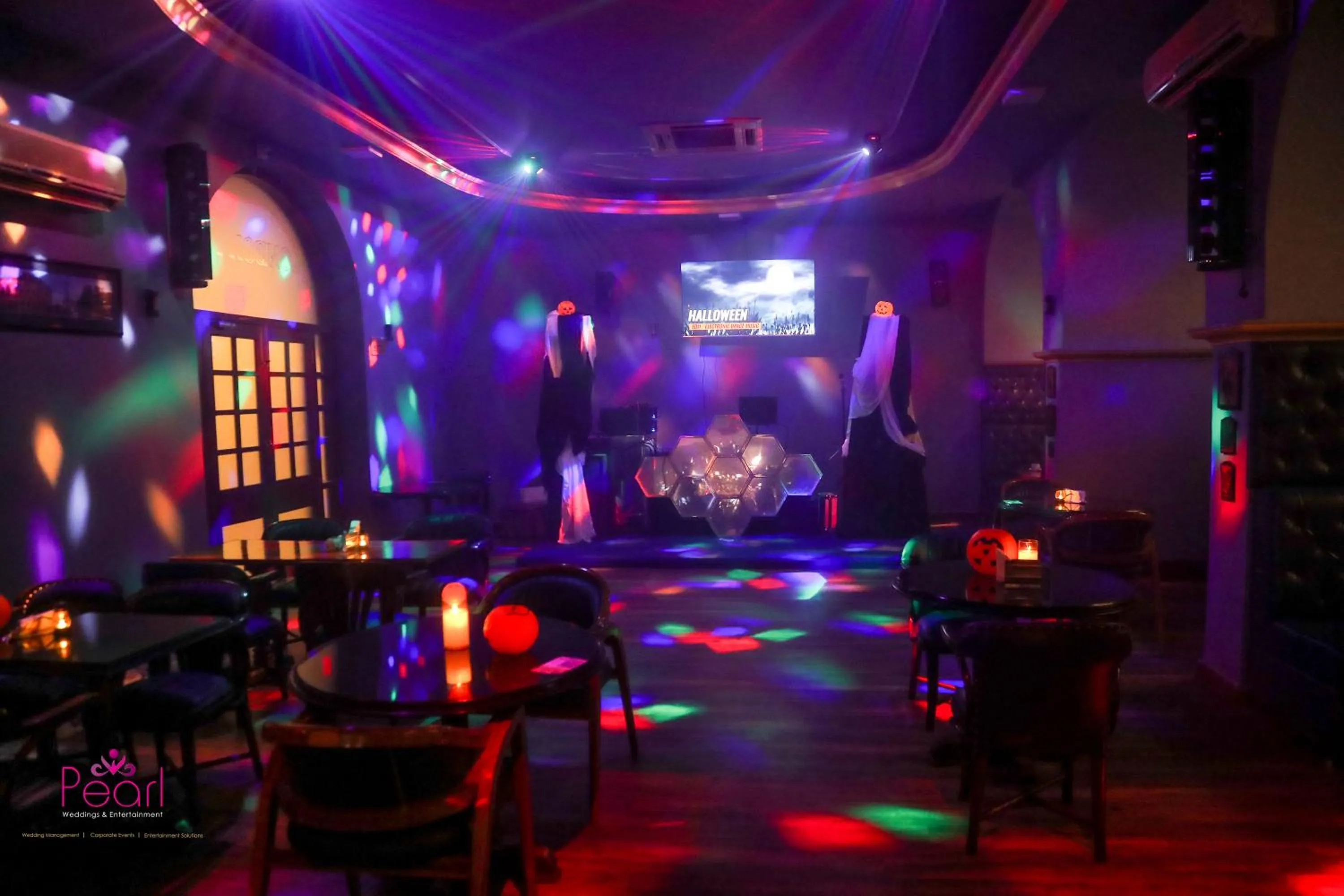 Lounge or bar in Goa Country Club By Pearl Near Udyog vihar Yashobhoomi