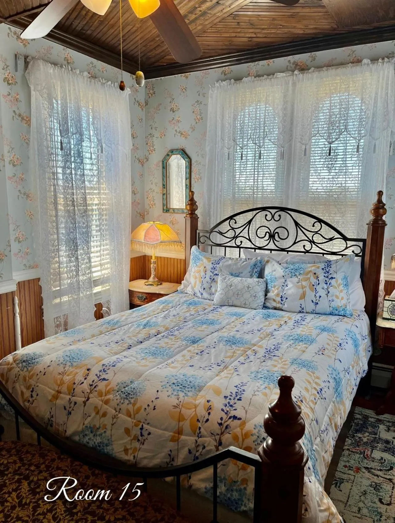 Bed in Angel of the Sea Bed and Breakfast