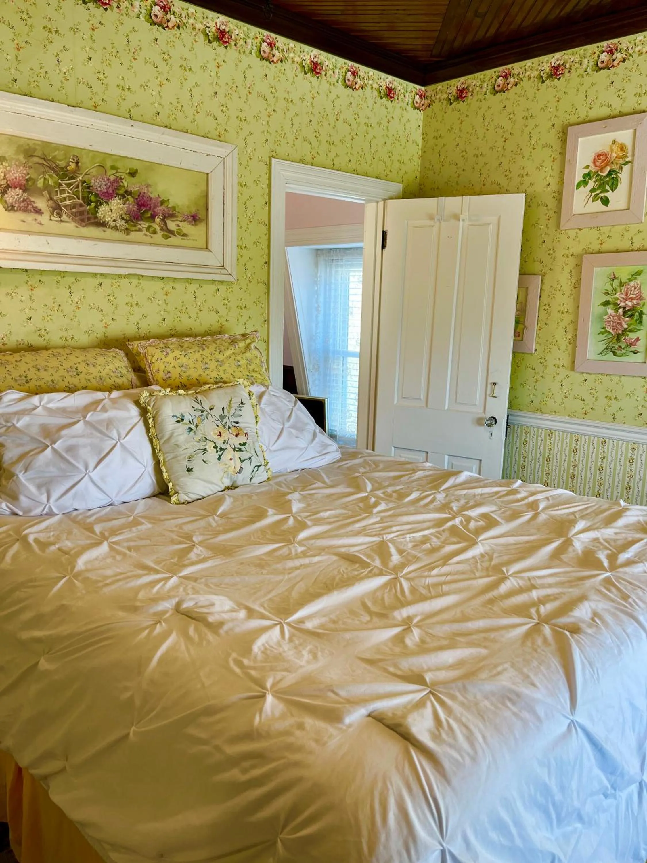 Bed in Angel of the Sea Bed and Breakfast