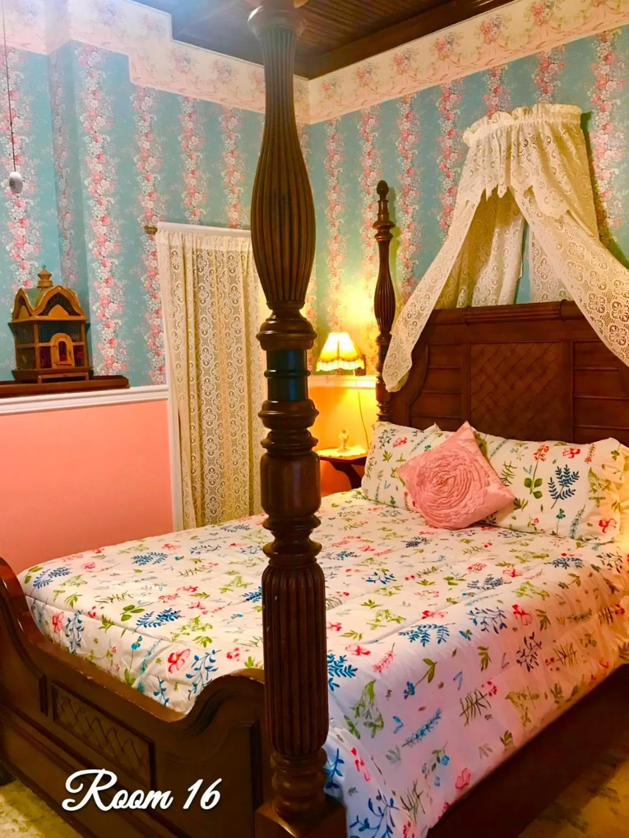 Bed in Angel of the Sea Bed and Breakfast