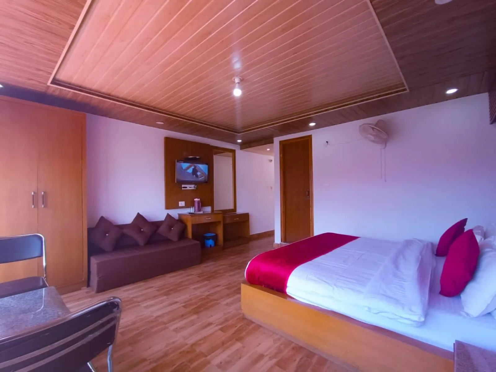 Bed in Hotel Snow Ark inn, Dalhousie