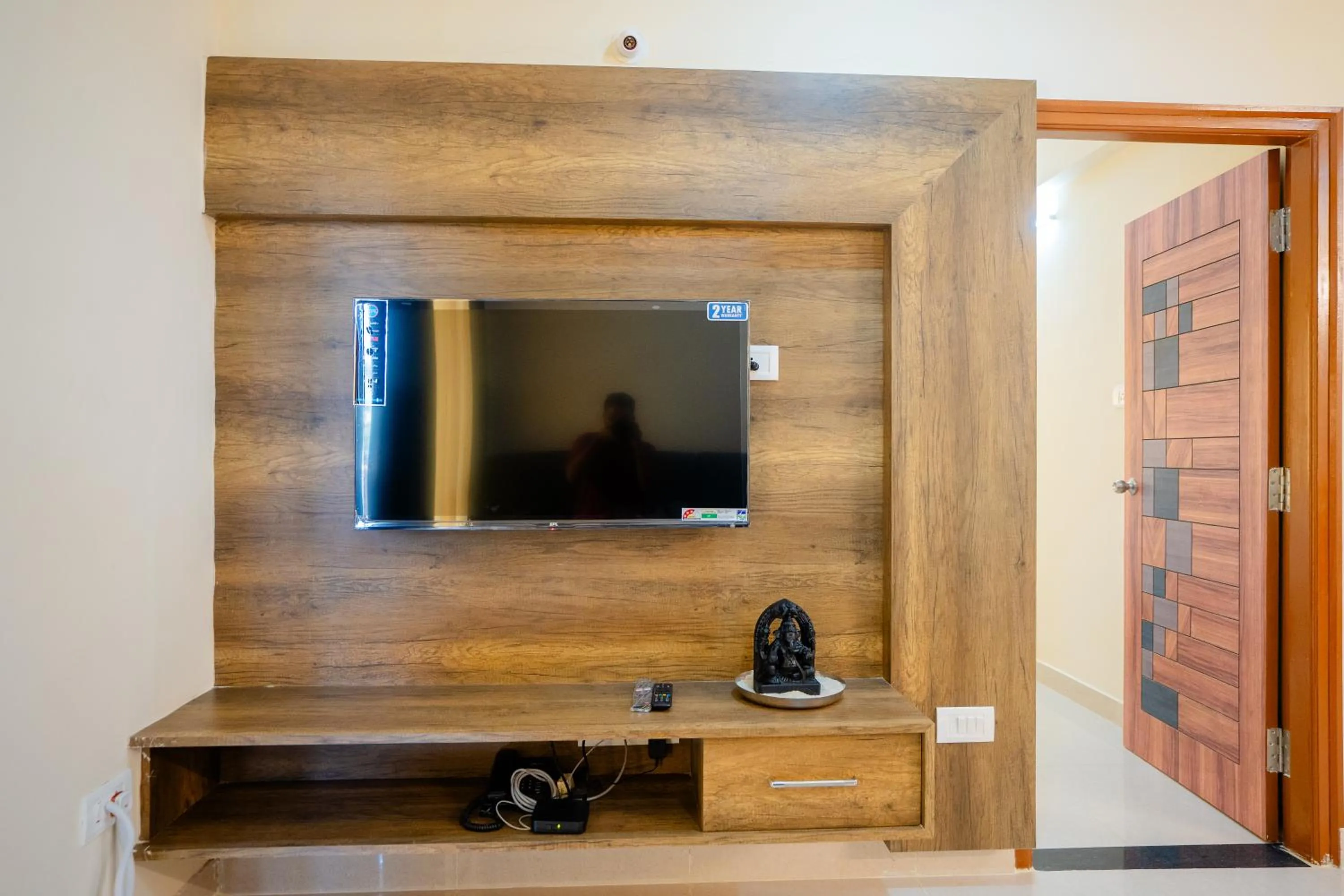 TV and multimedia in Elegance Serviced Apartment