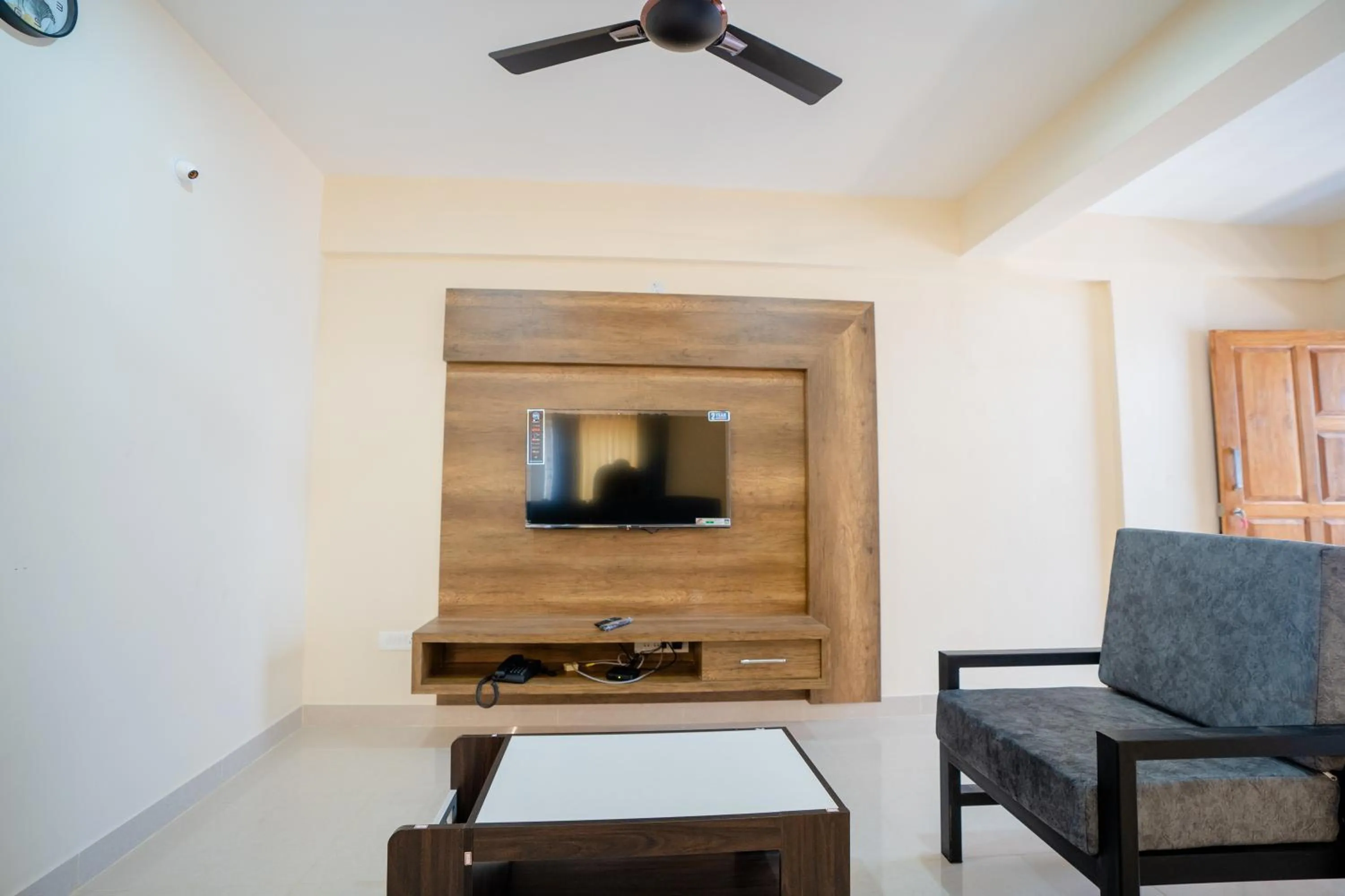 TV and multimedia in Elegance Serviced Apartment