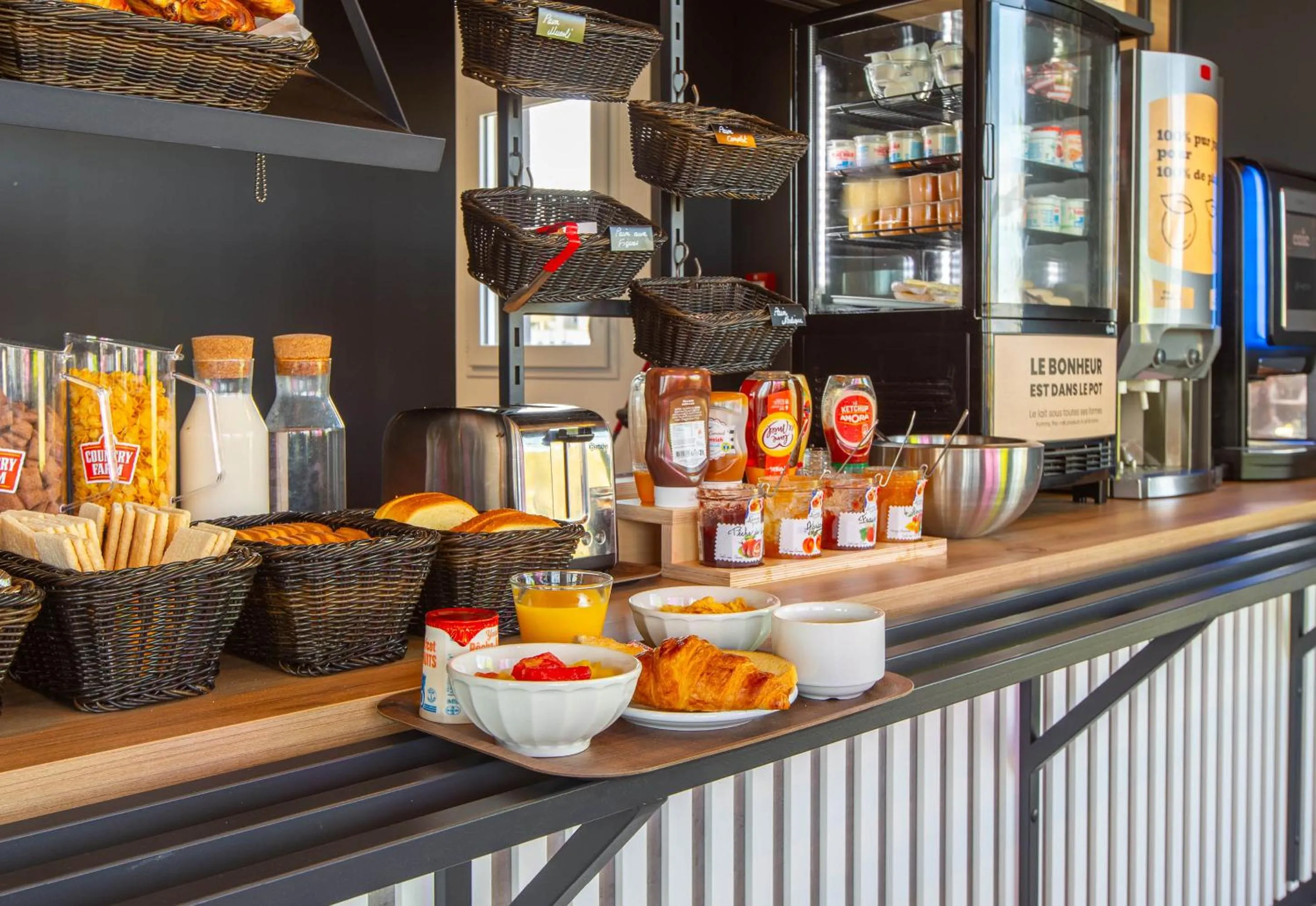 Buffet breakfast in B&B HOTEL Orléans Saran