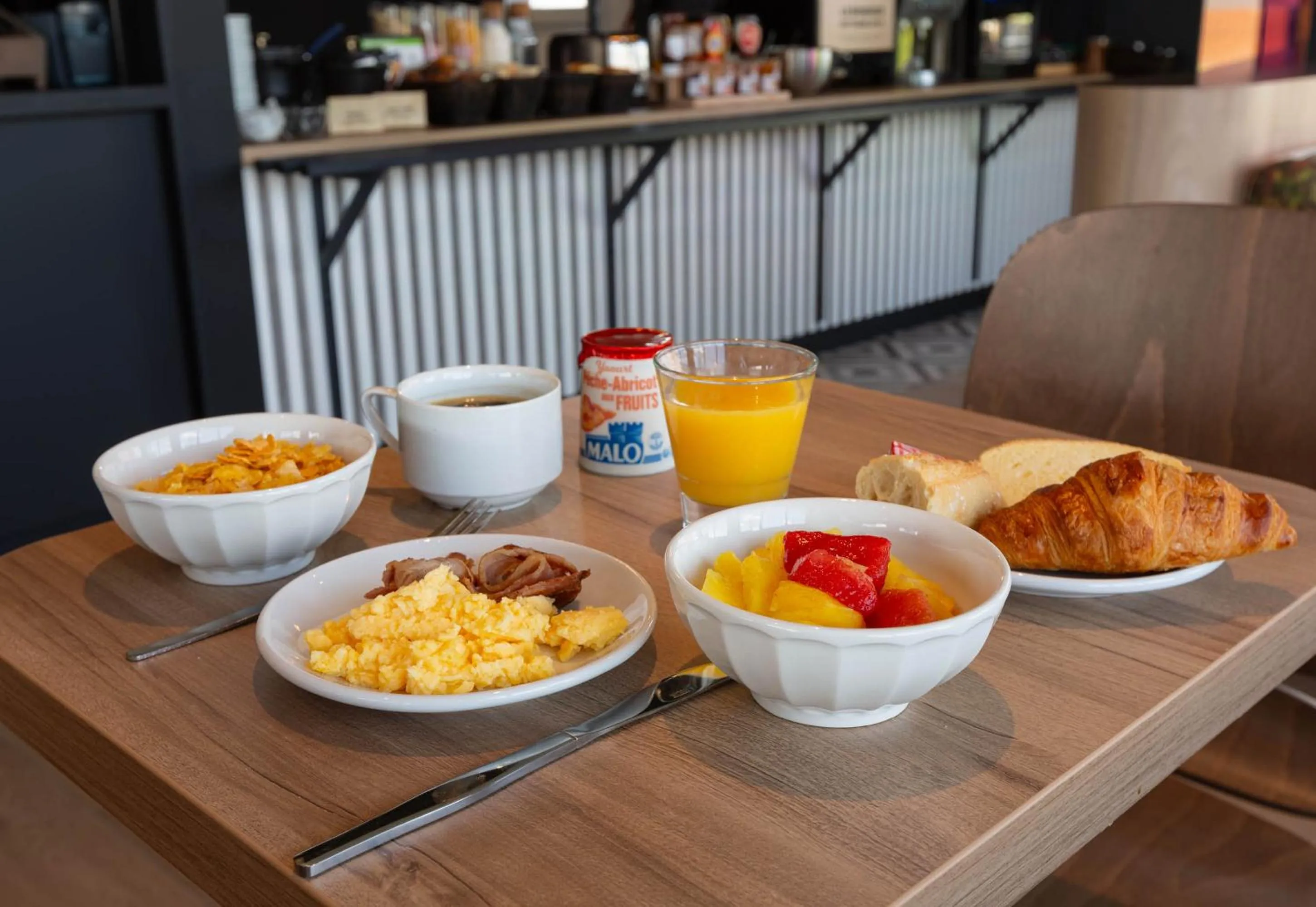 Breakfast in B&B HOTEL Orléans Saran