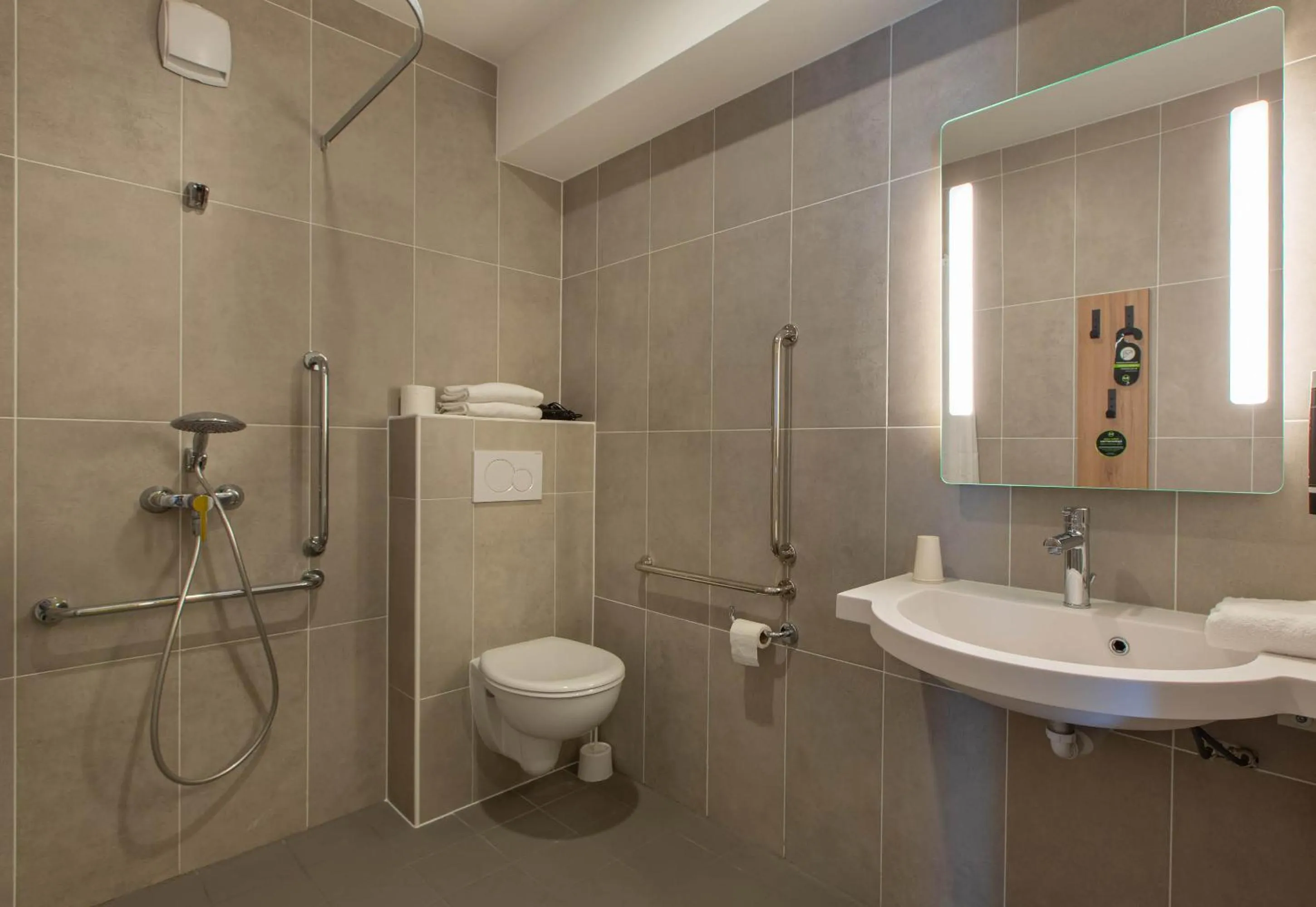 Bathroom in B&B HOTEL Orléans Saran