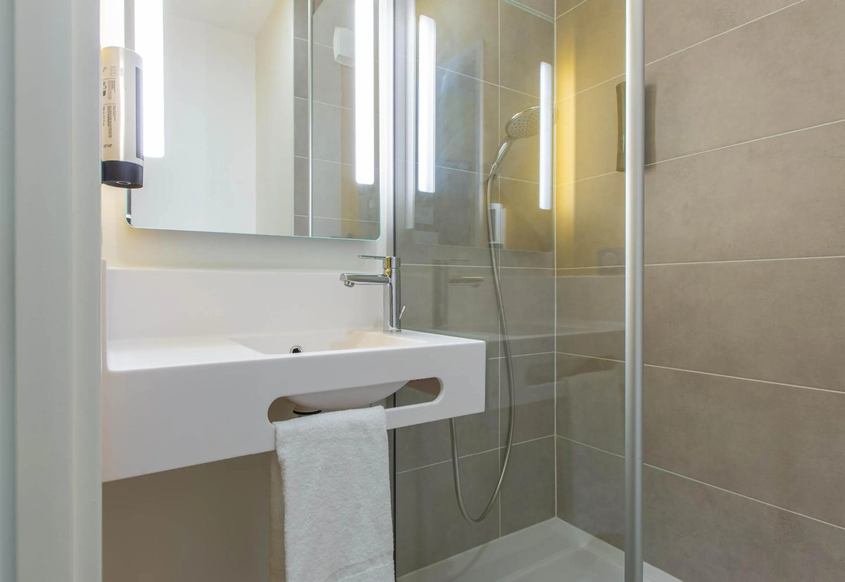 Bathroom in B&B HOTEL Orléans Saran