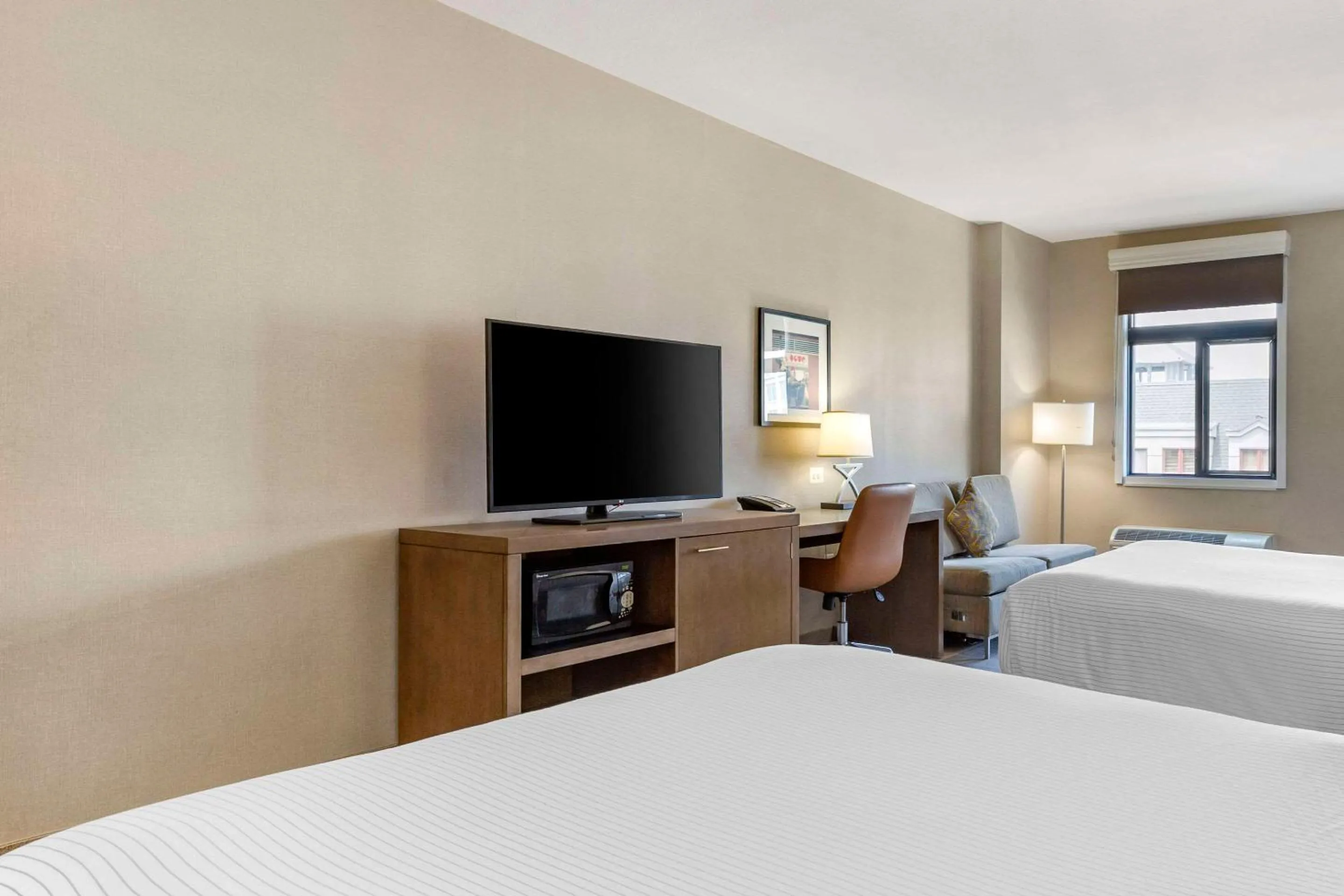 Bedroom, Bed in Cambria Hotel Rockville