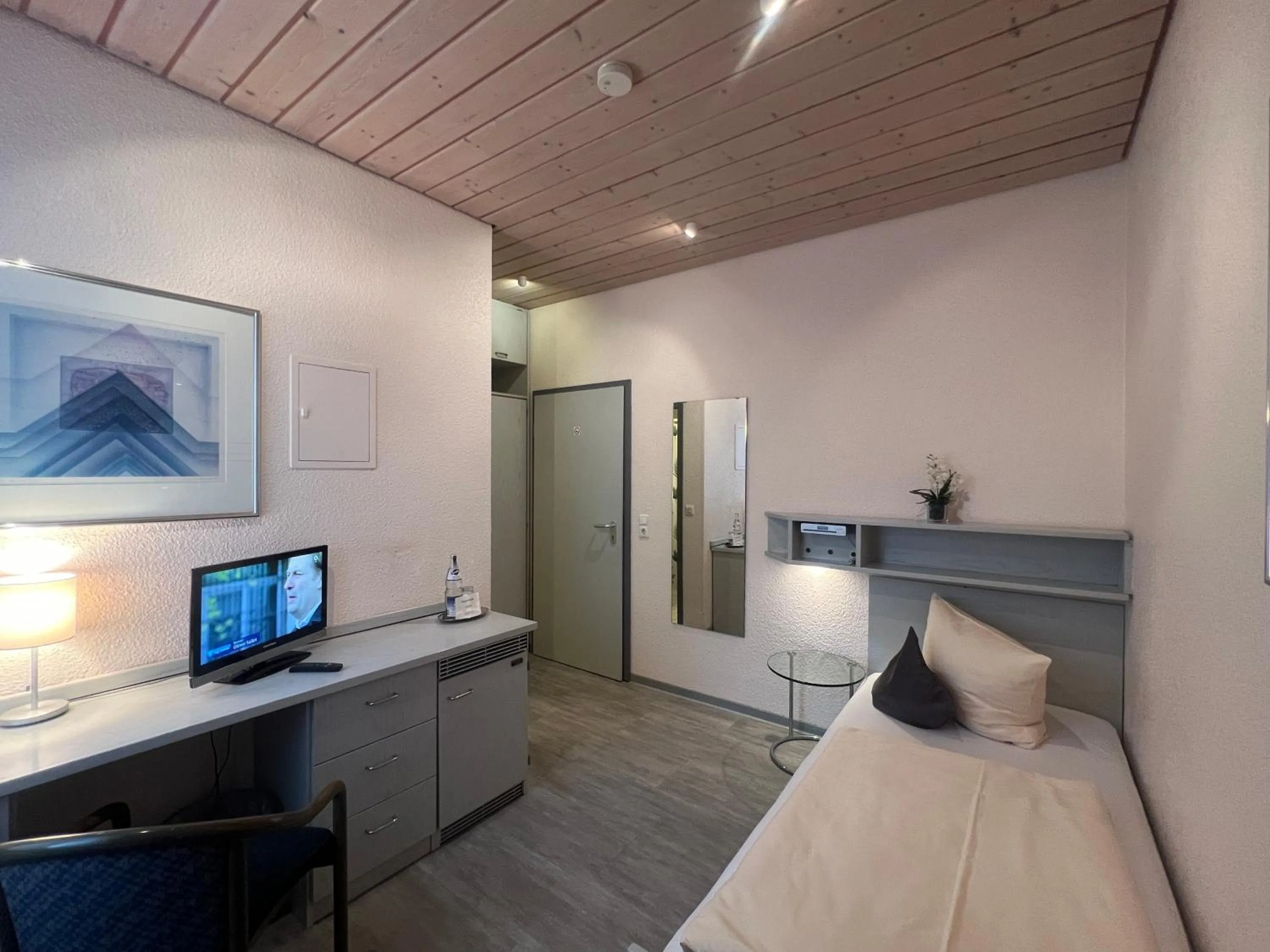 Photo of the whole room, Bed in Hotel Cronberger Hof