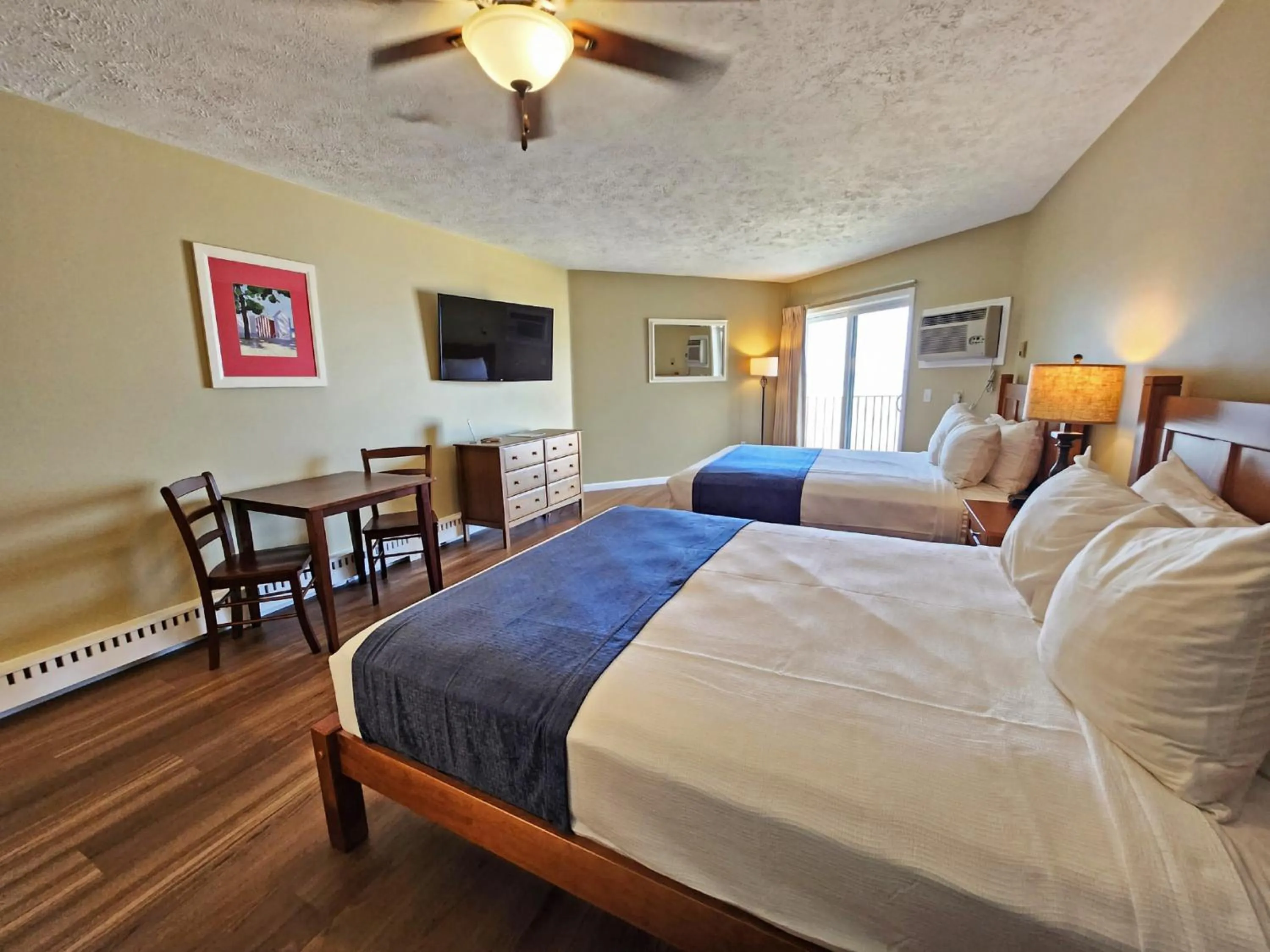 TV and multimedia, Bed in Pointes North Beachfront Resort Hotel