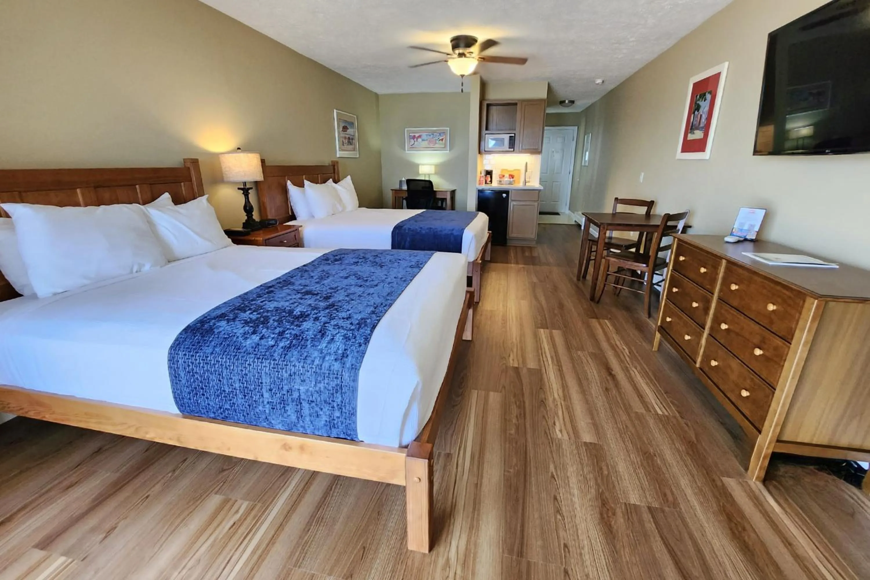 Photo of the whole room, Bed in Pointes North Beachfront Resort Hotel