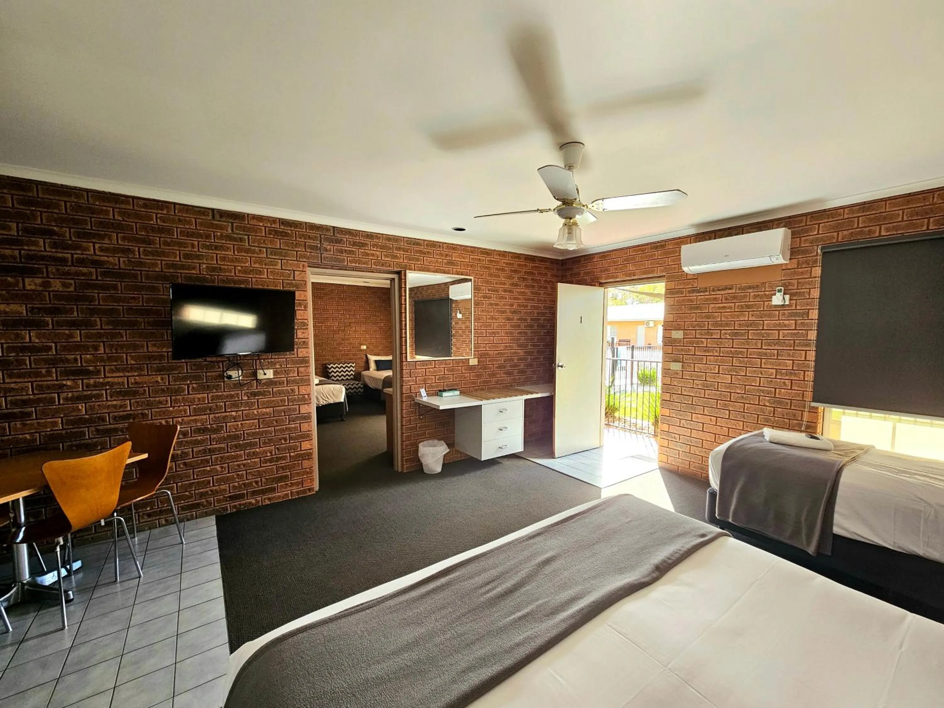 Bed in Bridge Motor Inn Tocumwal
