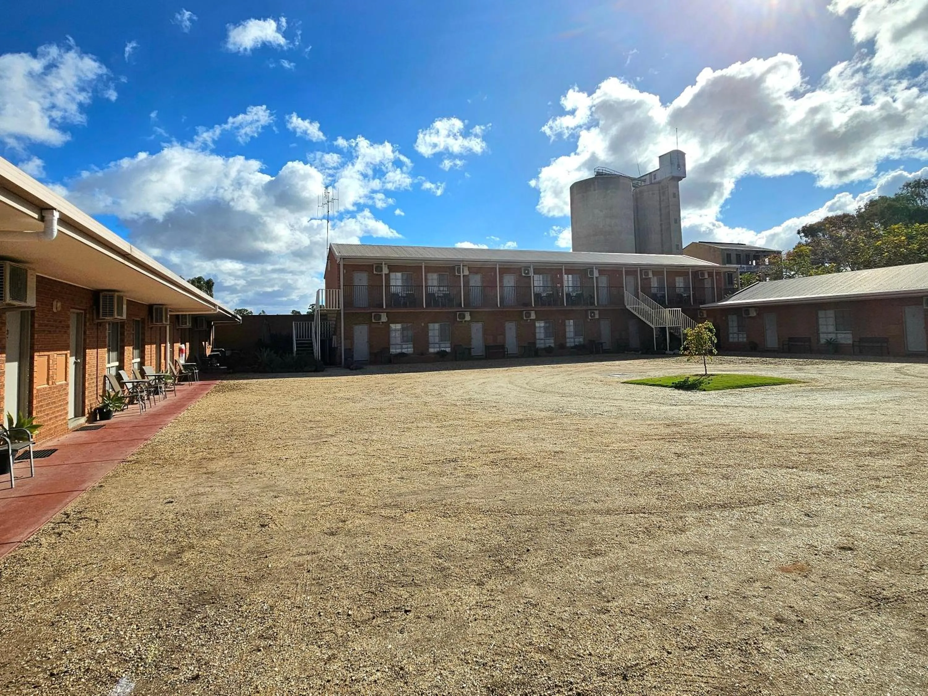 Property building in Bridge Motor Inn Tocumwal