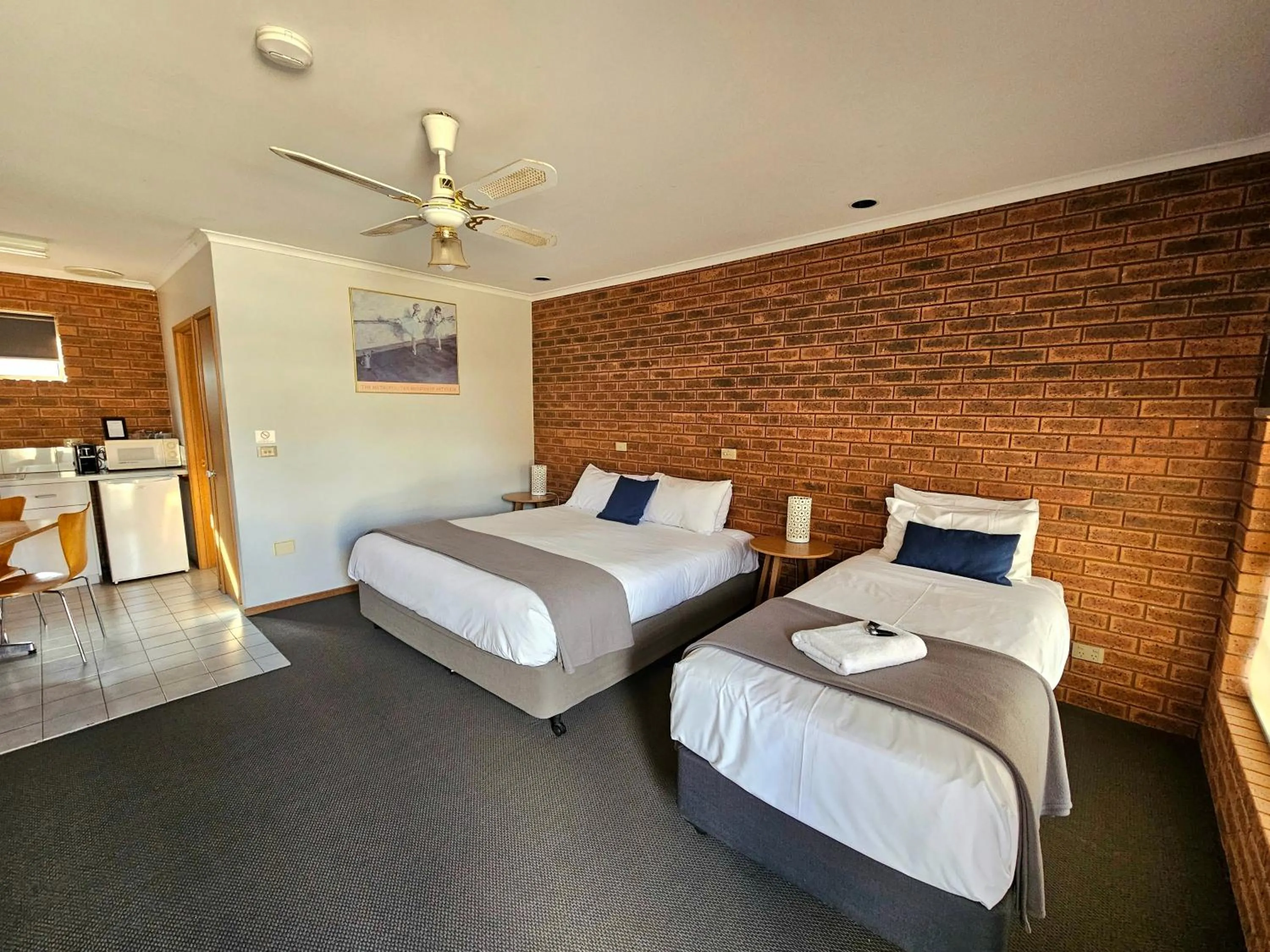 Bed in Bridge Motor Inn Tocumwal