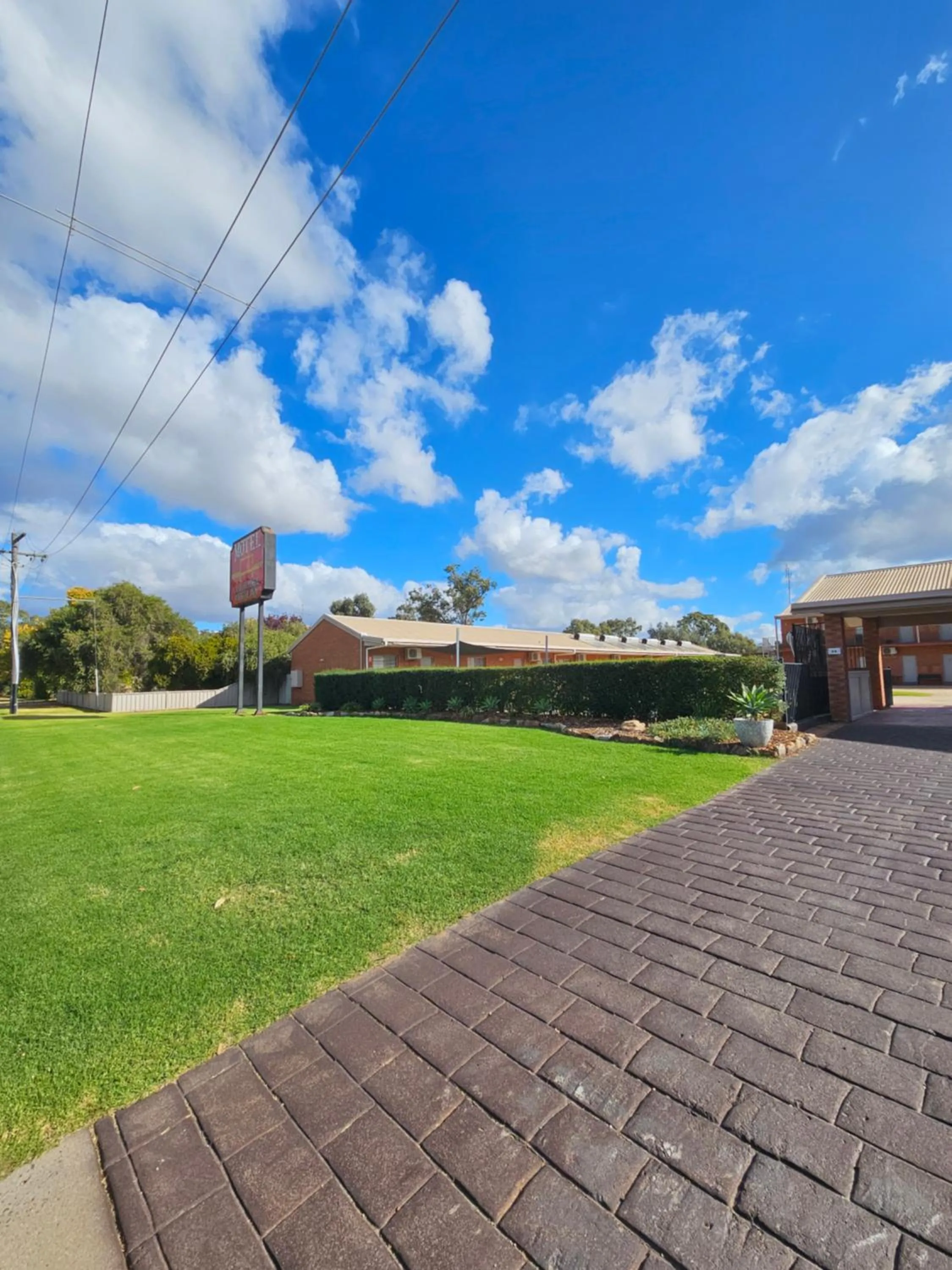 Property building in Bridge Motor Inn Tocumwal