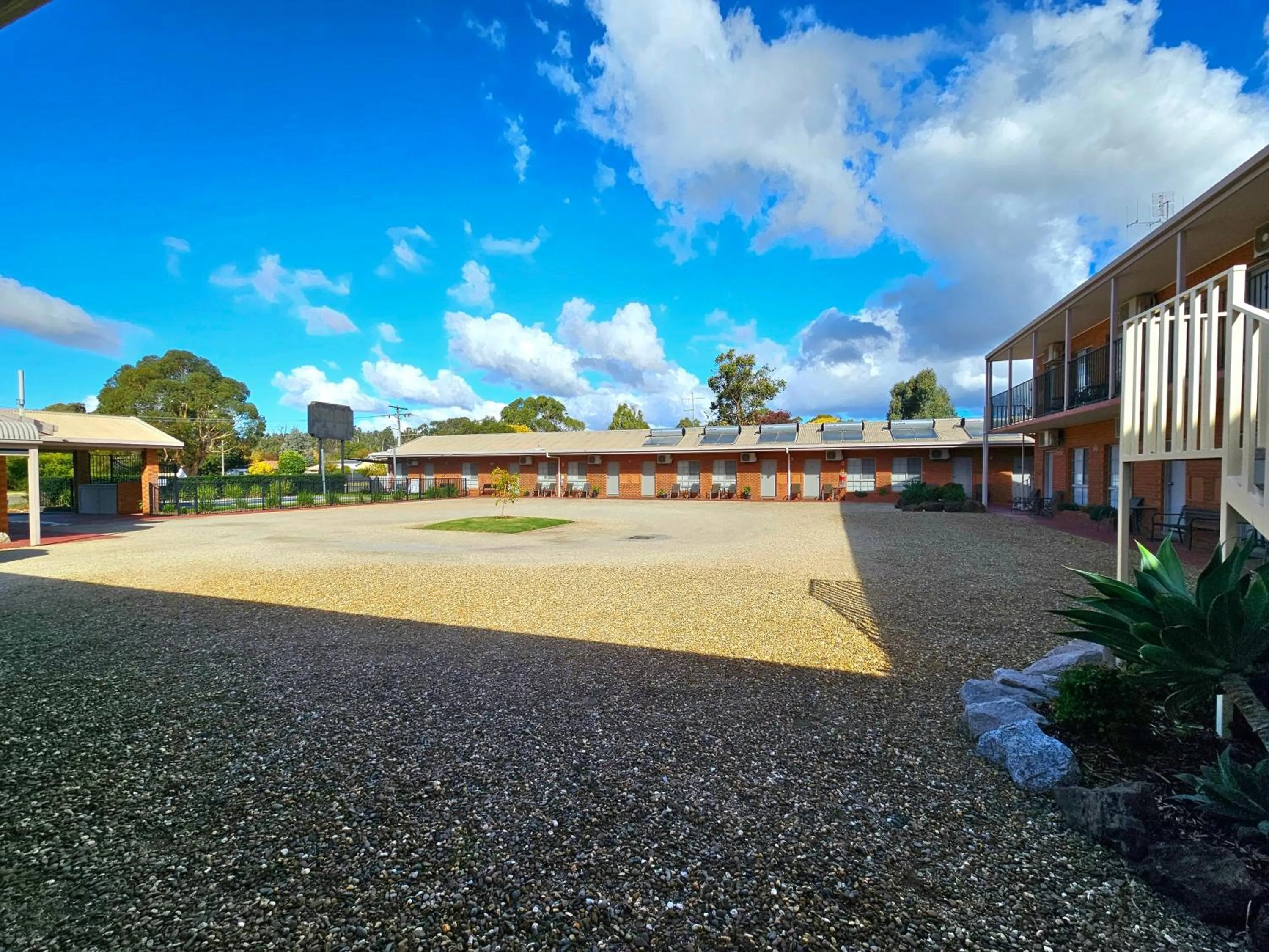 Property building in Bridge Motor Inn Tocumwal