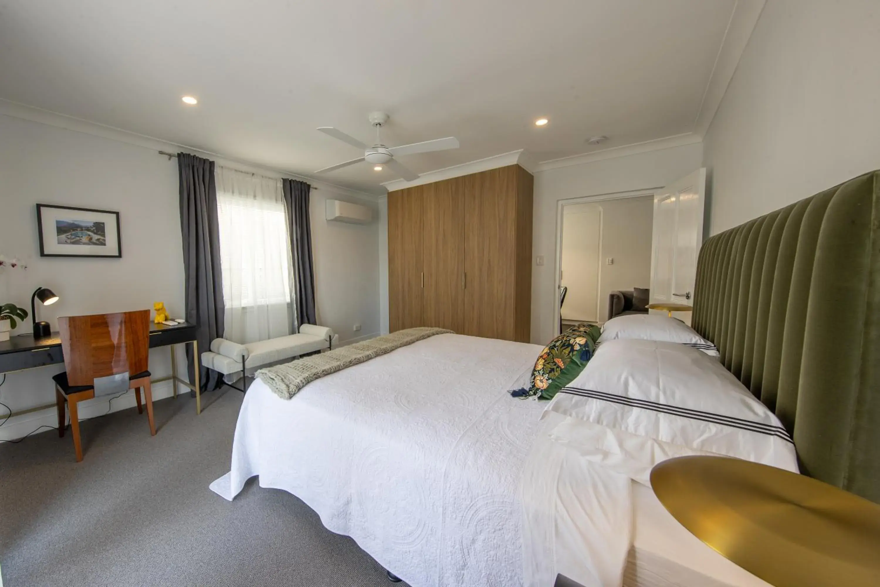 Photo of the whole room, Bed in Heal House Photo of the whole room, Bed in Heal House