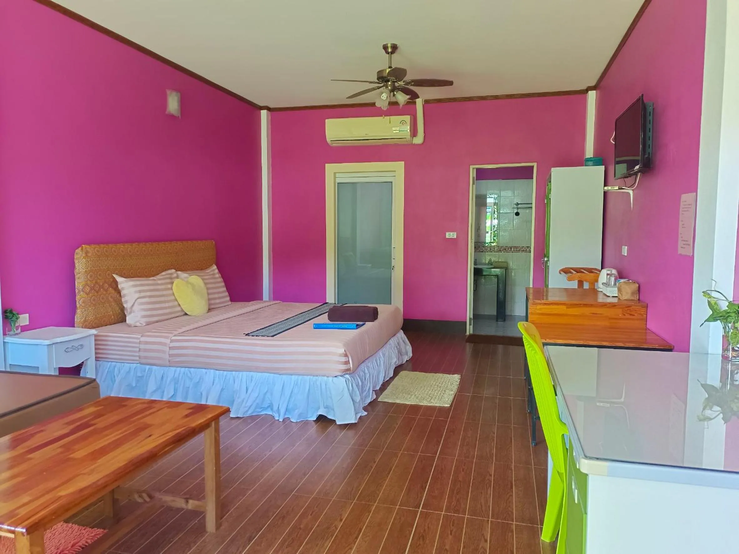 Photo of the whole room, Bed in Khao Sok Country Resort