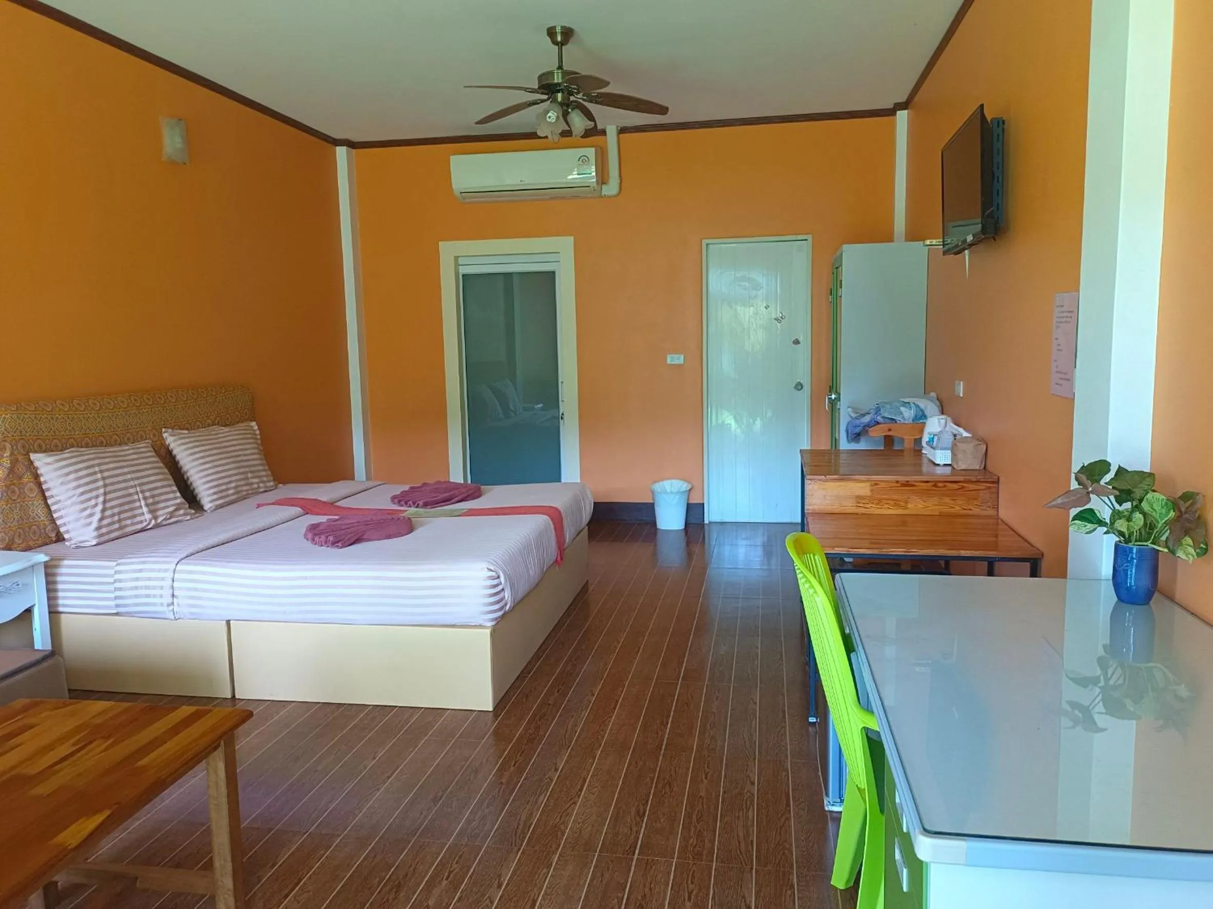 Photo of the whole room, Bed in Khao Sok Country Resort