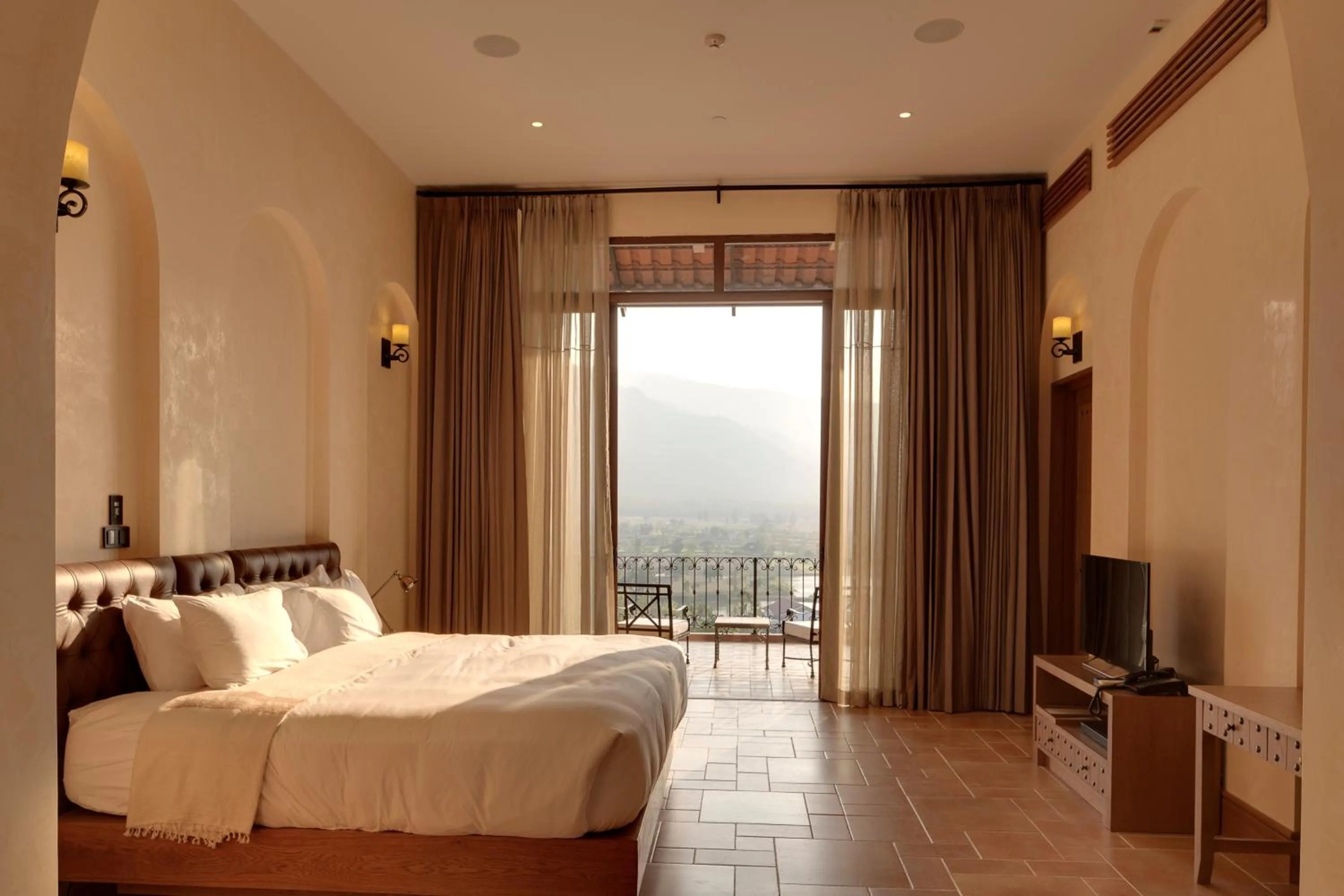 Photo of the whole room, Bed in Toscana Town Square Suites