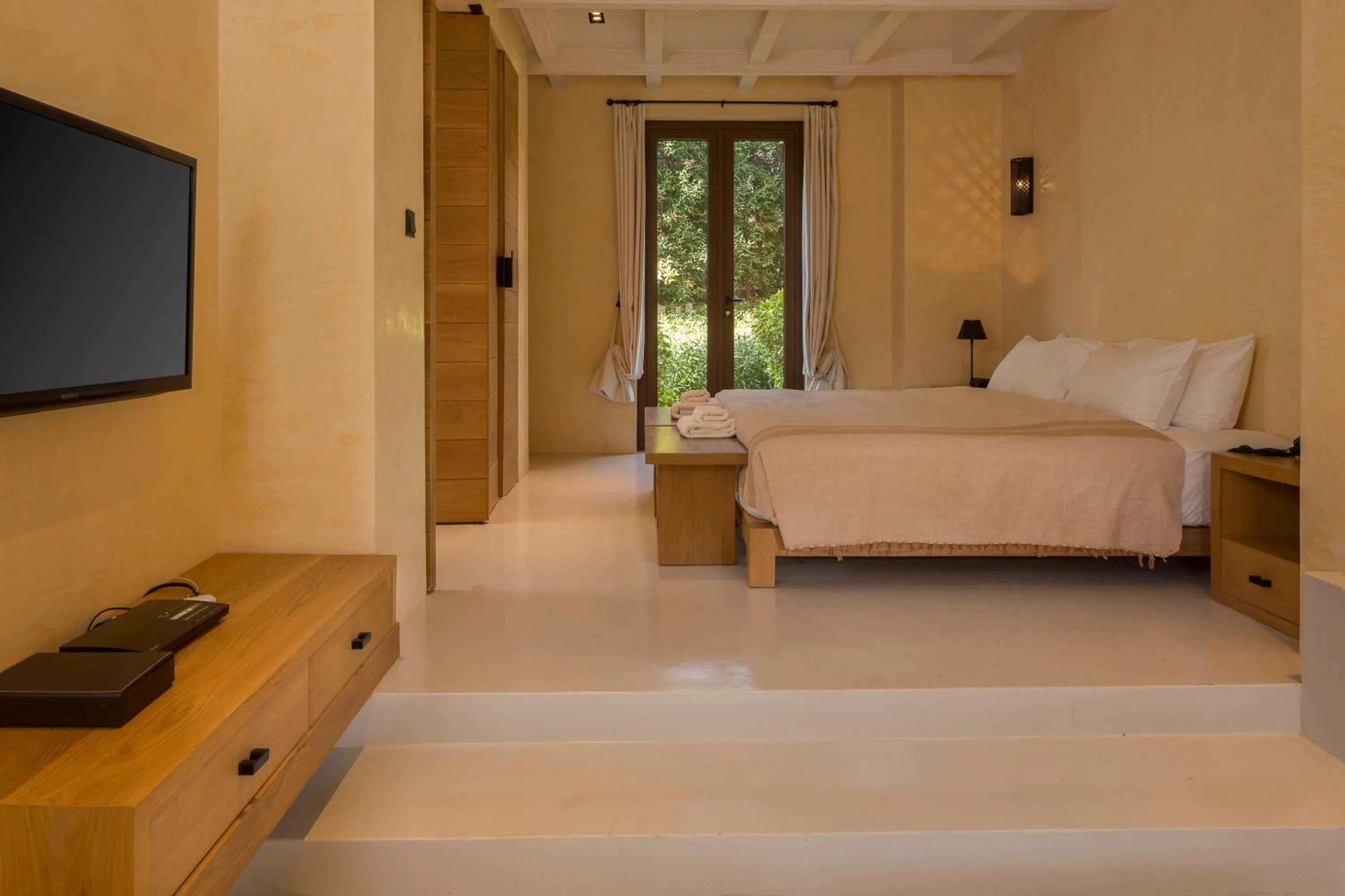 Day, Bed in Toscana Town Square Suites