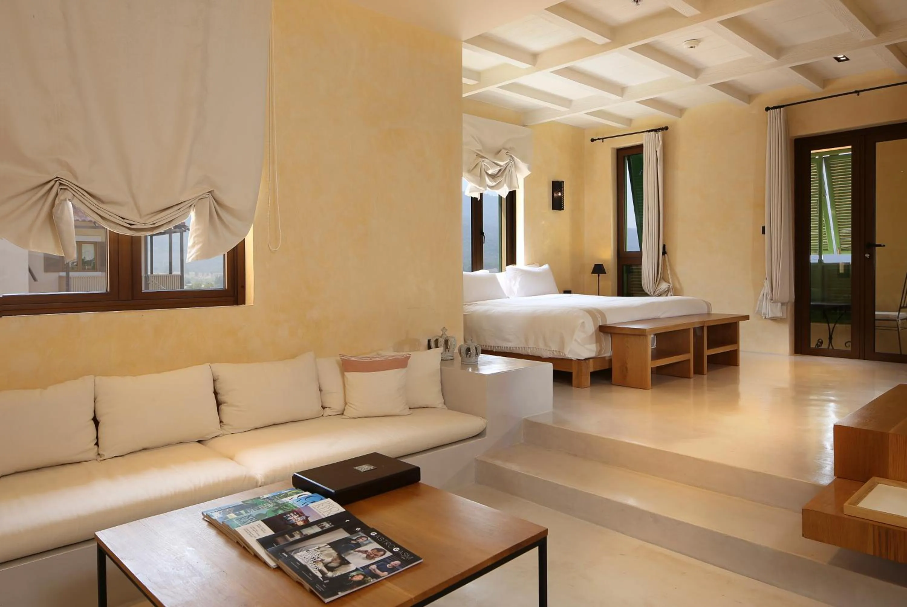 Photo of the whole room, Bed in Toscana Town Square Suites
