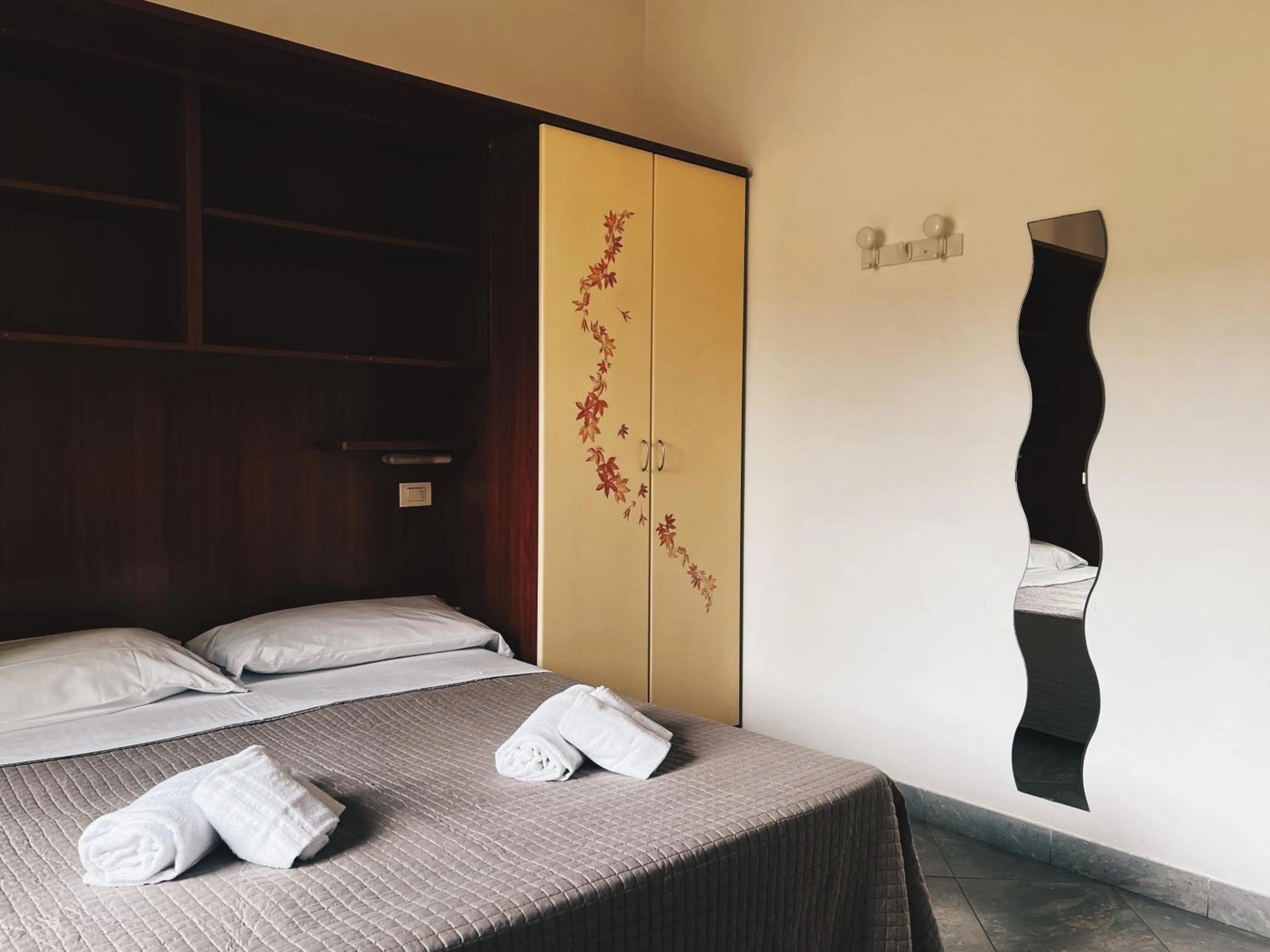Photo of the whole room, Bed in Residence Buena Vista