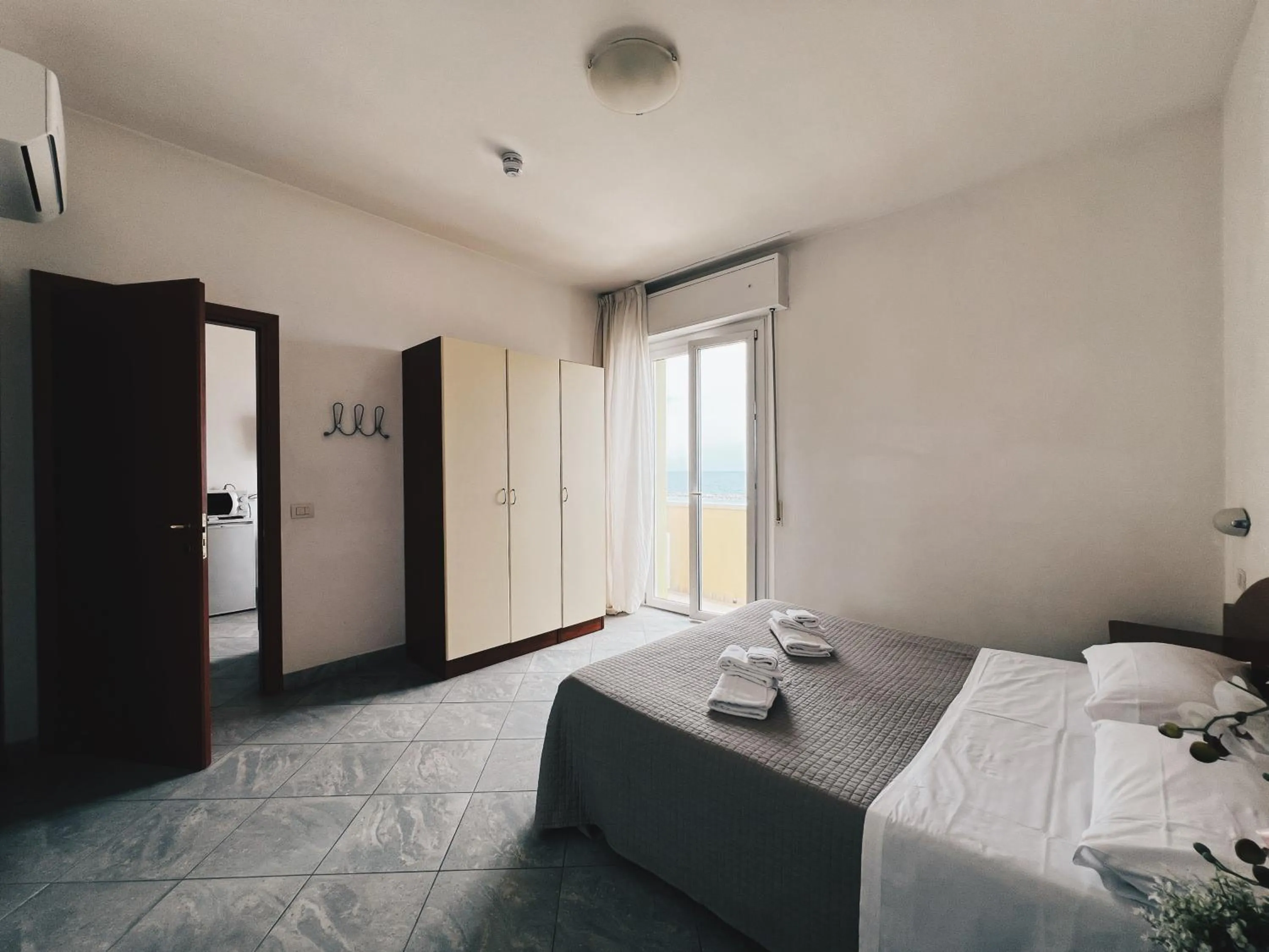 Photo of the whole room, Bed in Residence Buena Vista