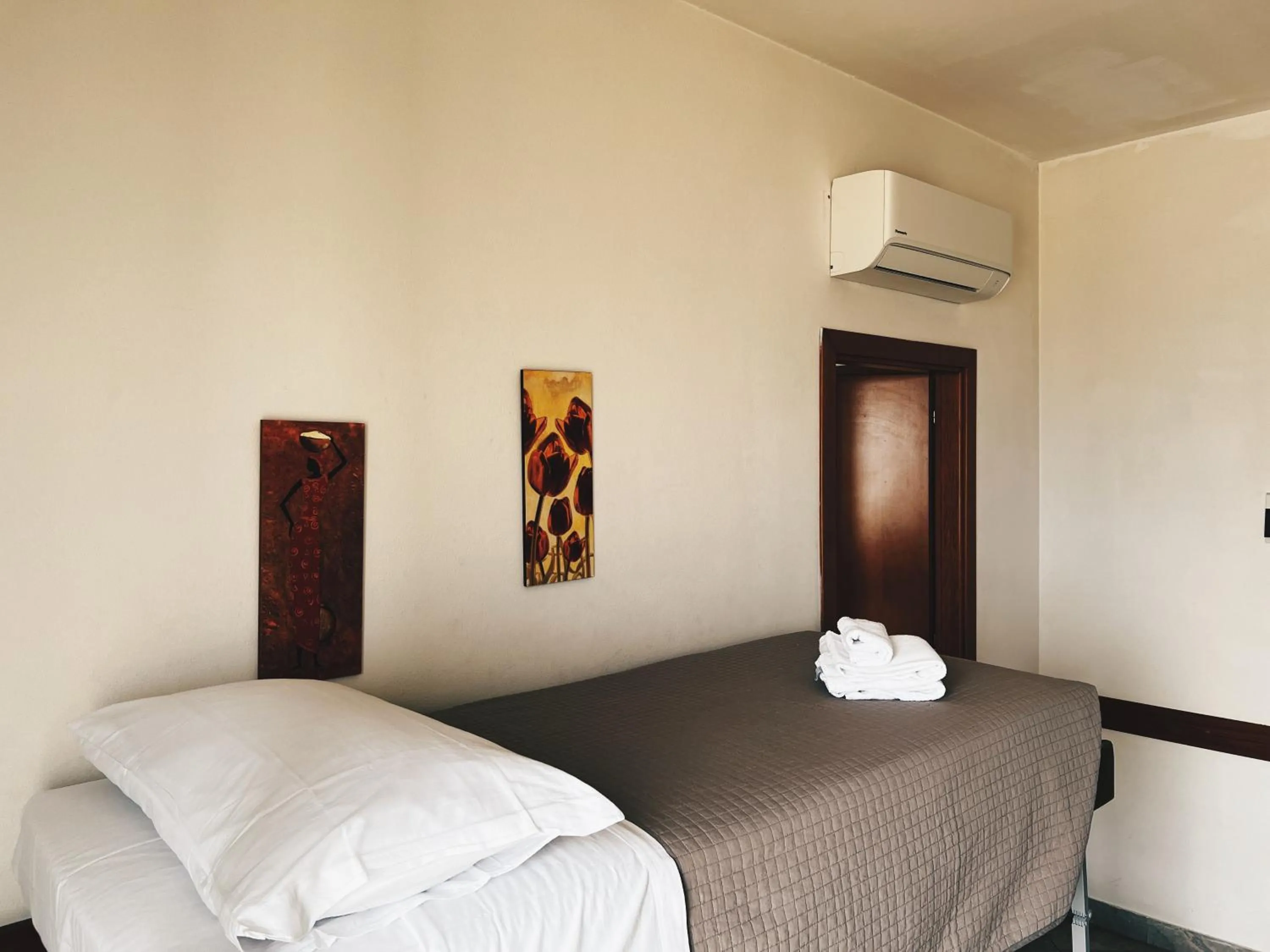 Photo of the whole room, Bed in Residence Buena Vista