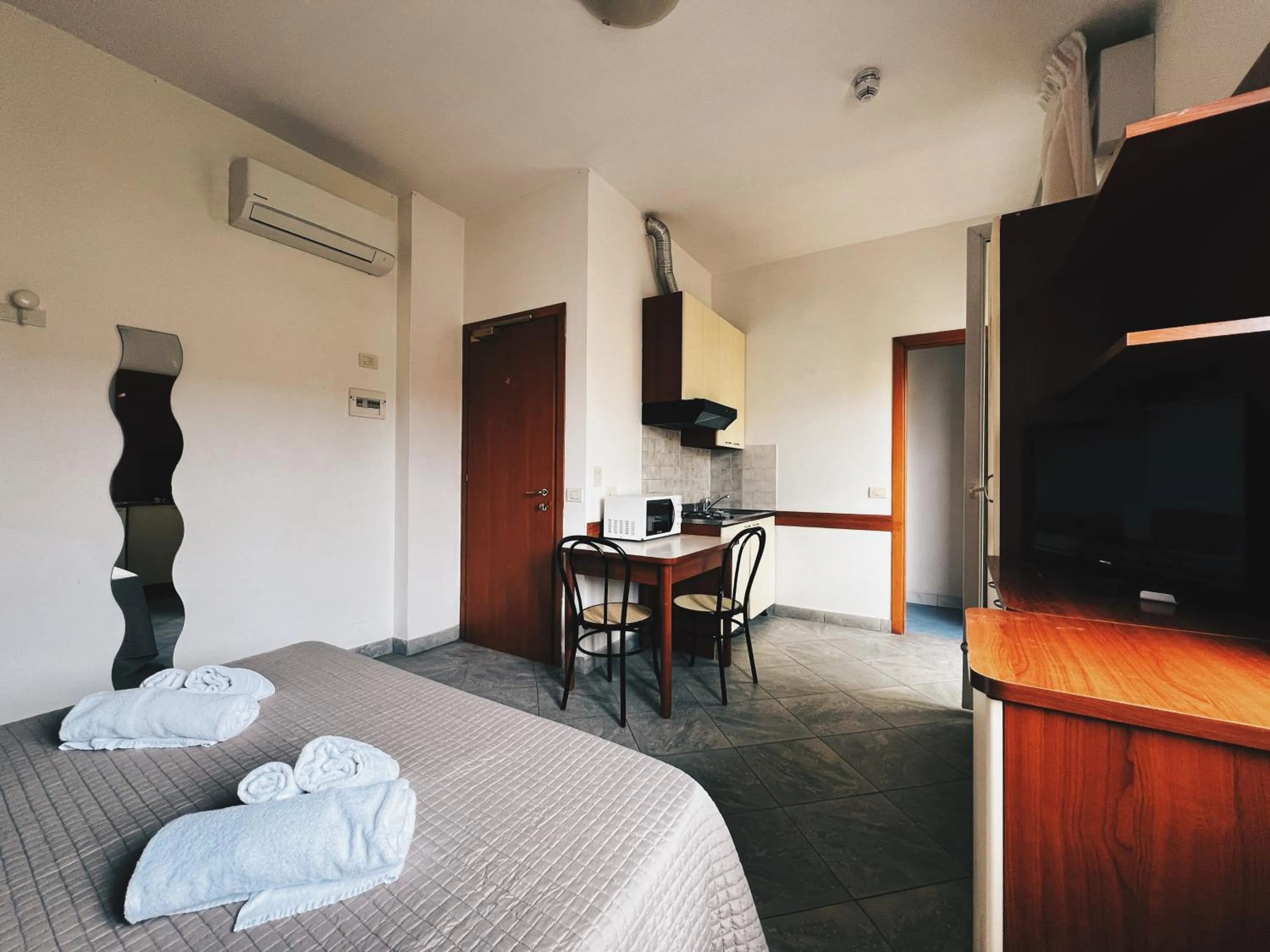 Photo of the whole room, Bed in Residence Buena Vista