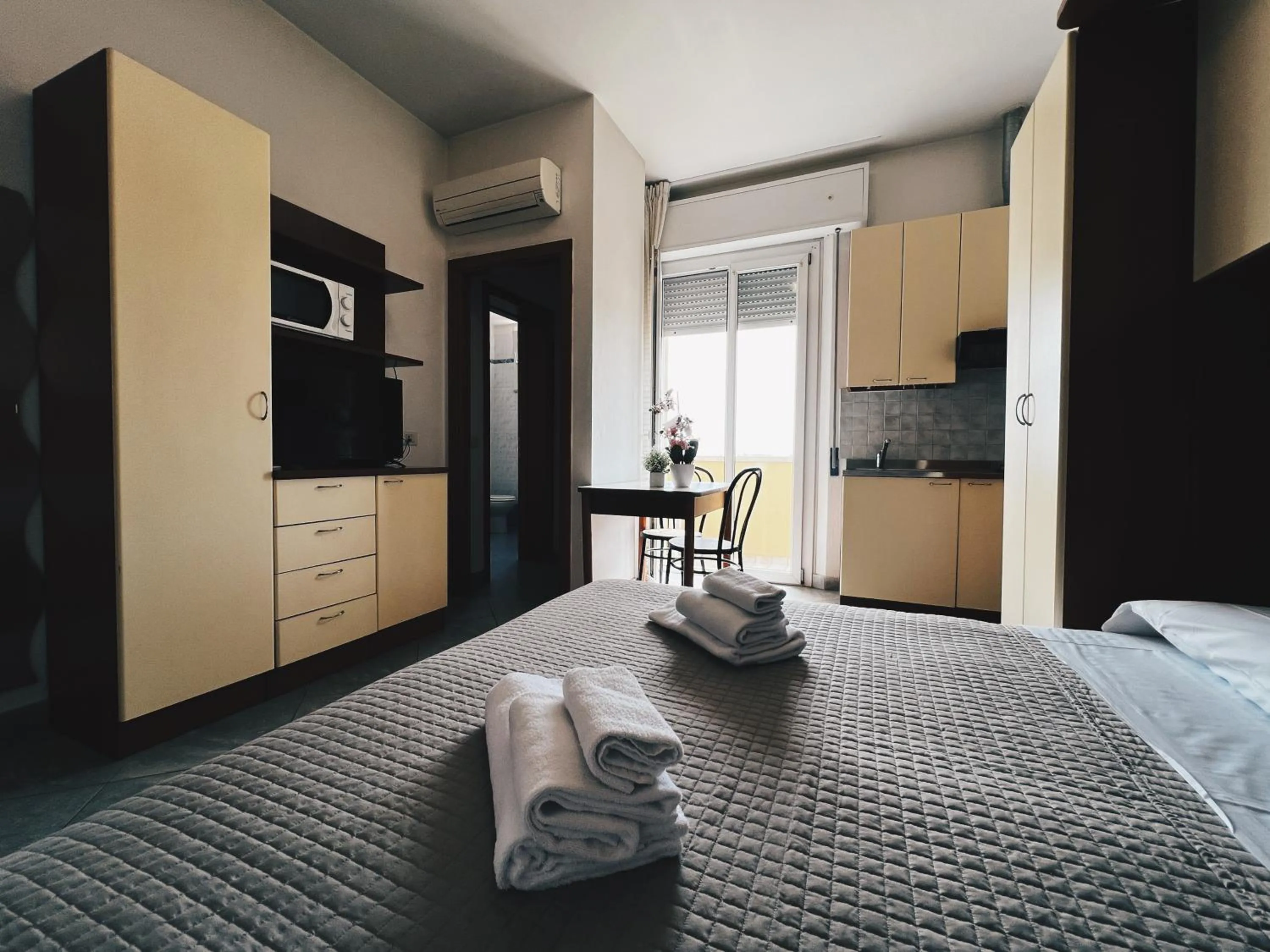 Photo of the whole room, Bed in Residence Buena Vista