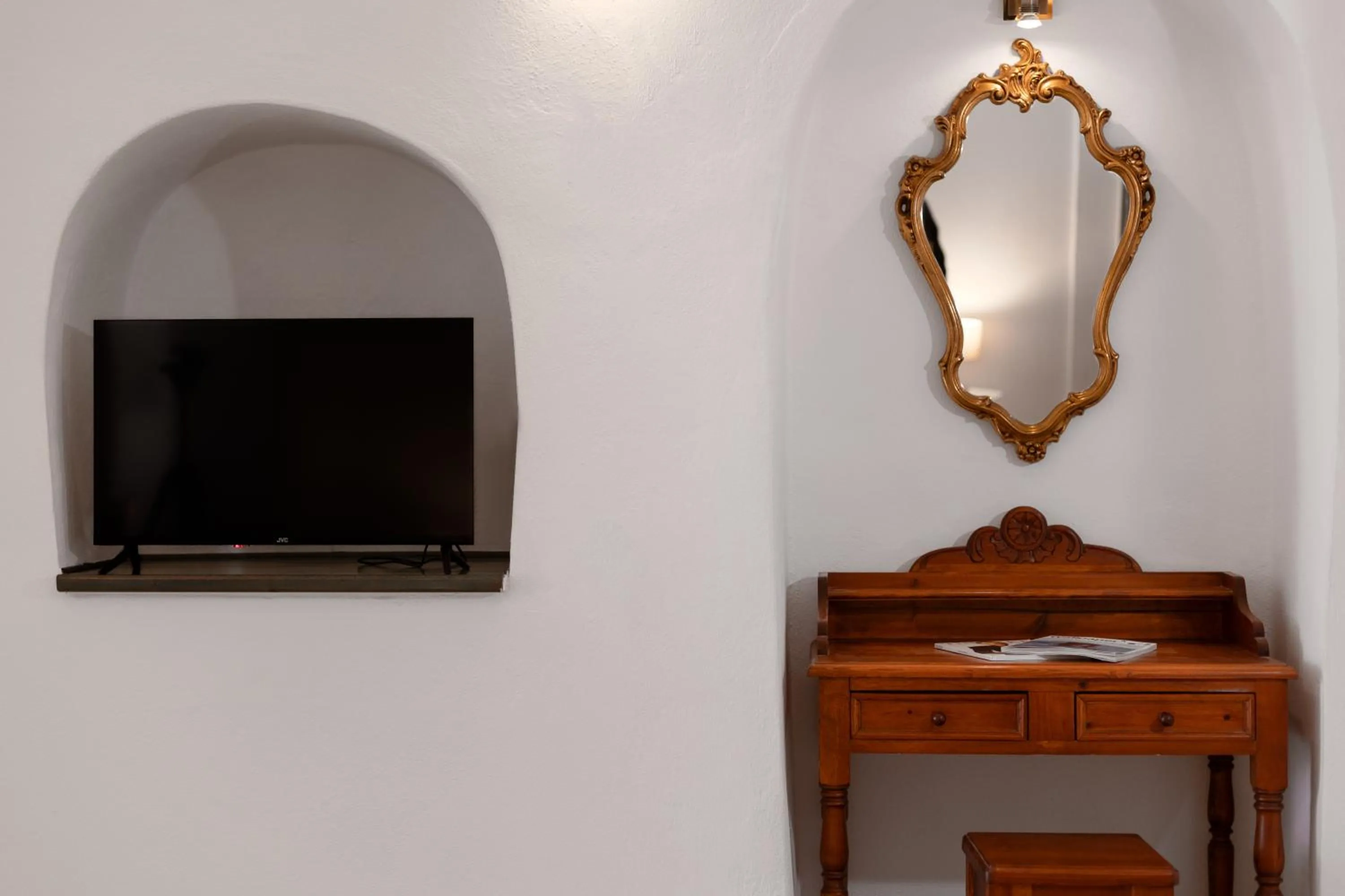 Text overlay in Nevma Suites