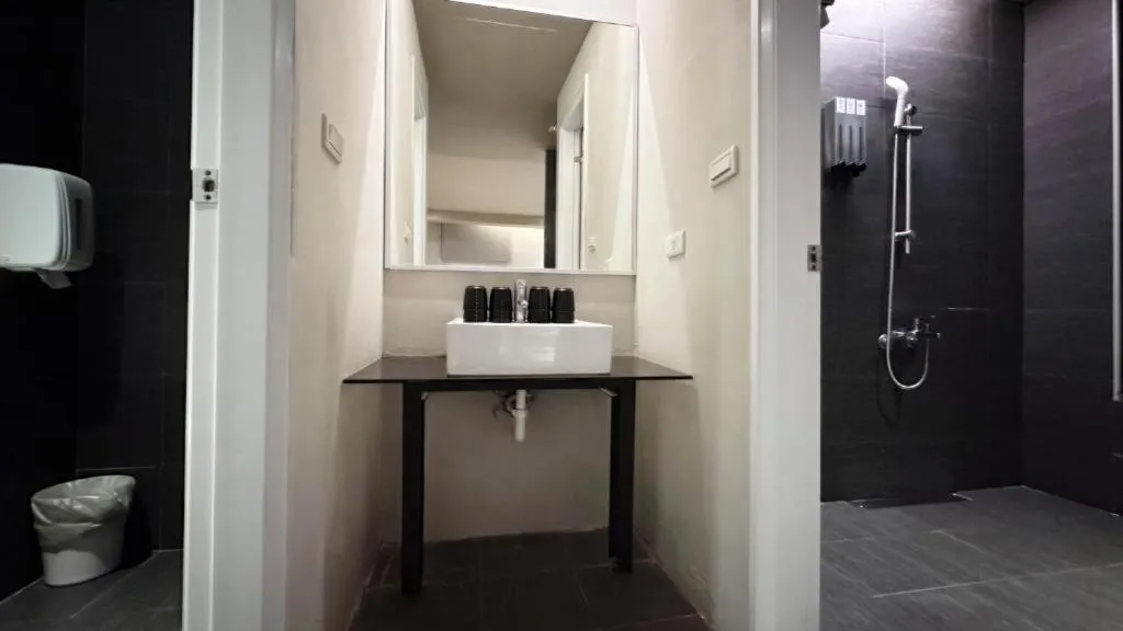 Bathroom in Kiwi Express Hotel-Taichung Station II
