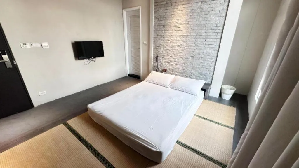 Photo of the whole room, Bed in Kiwi Express Hotel-Taichung Station II