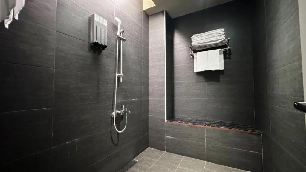 Bathroom in Kiwi Express Hotel-Taichung Station II